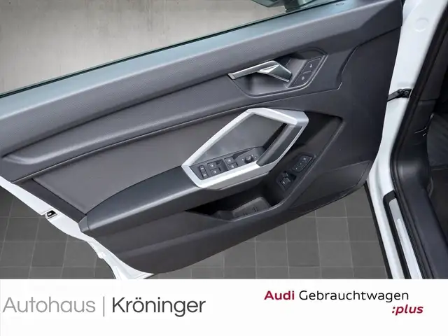 Audi Q3 view 8