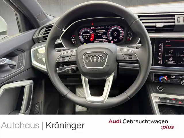 Audi Q3 view 11