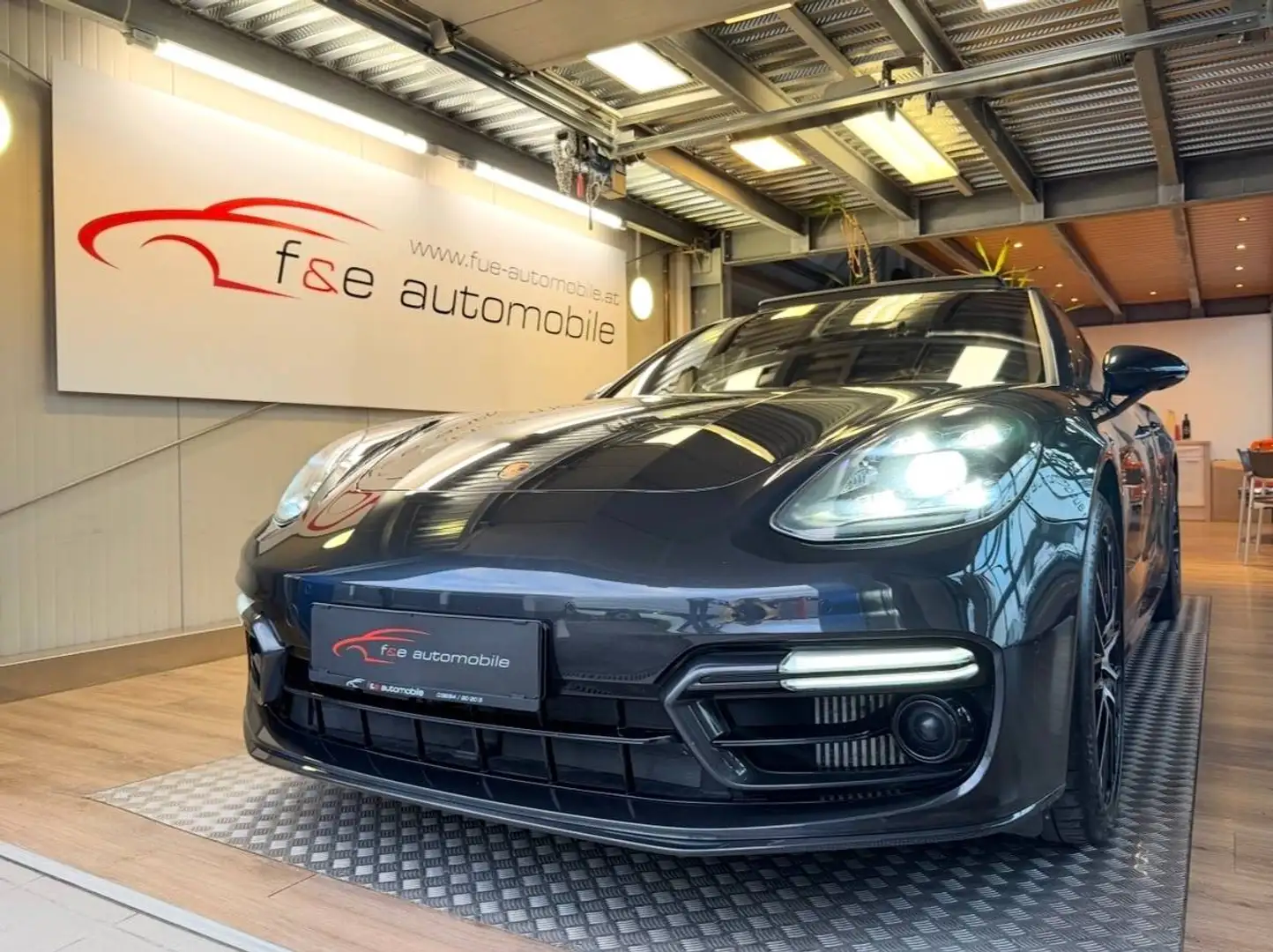 Porsche Panamera 4 S E-Hybrid Grau - 1