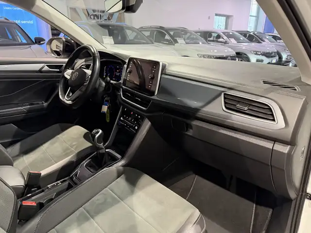 Volkswagen T-Roc view 10