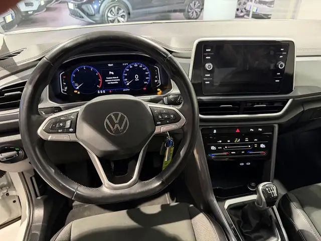Volkswagen T-Roc view 11