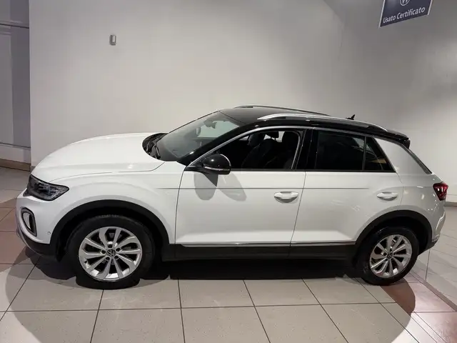 Volkswagen T-Roc view 3