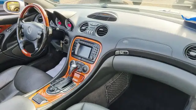 Mercedes-Benz SL view 10