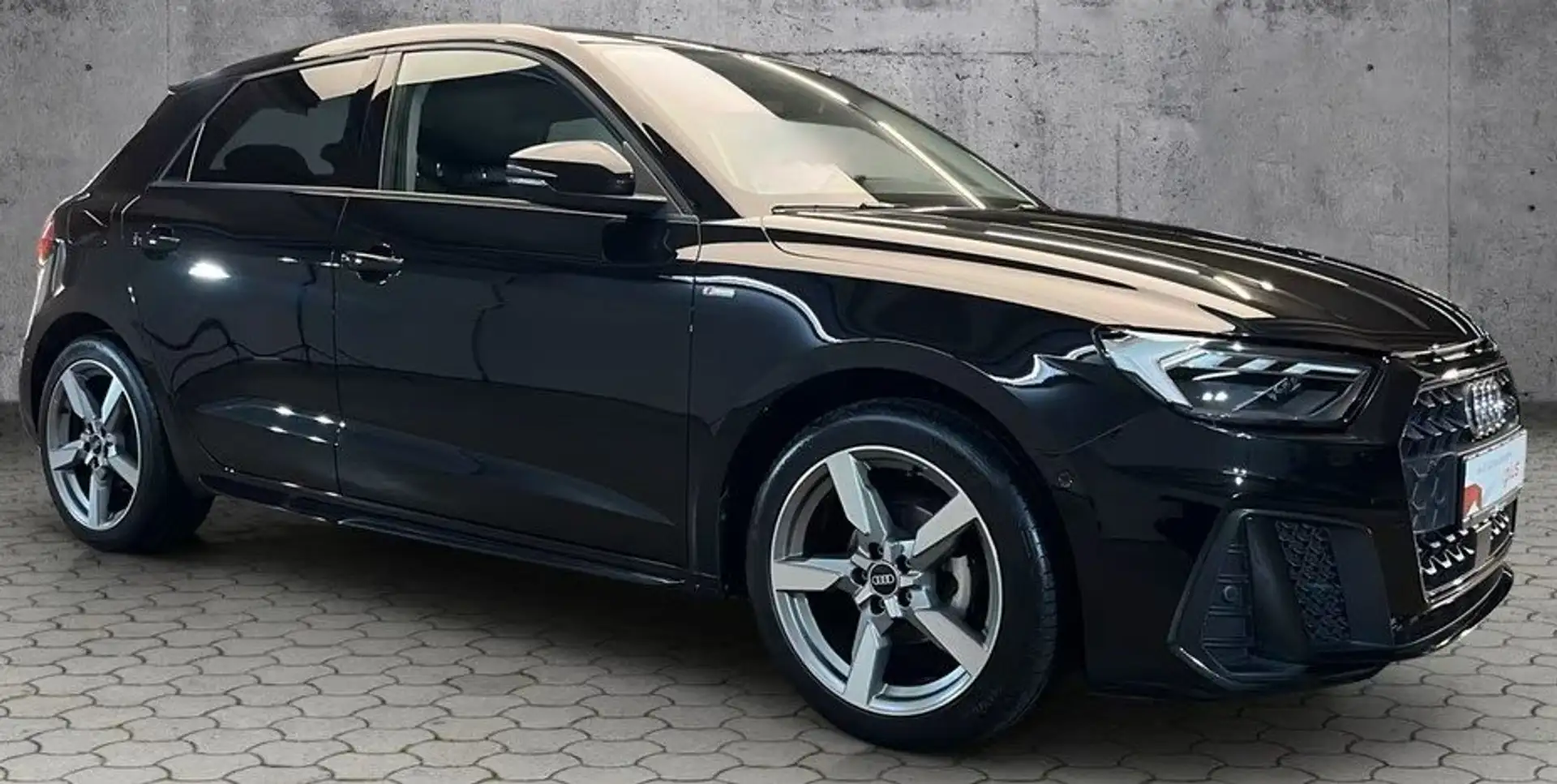 Audi A1 A1 Sportback 25 1.0 tfsi s-tronic S-LINE Zwart - 2