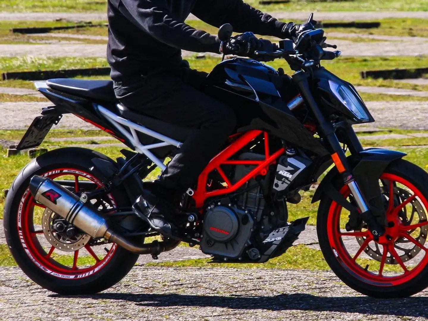 KTM 390 Duke Zwart - 2