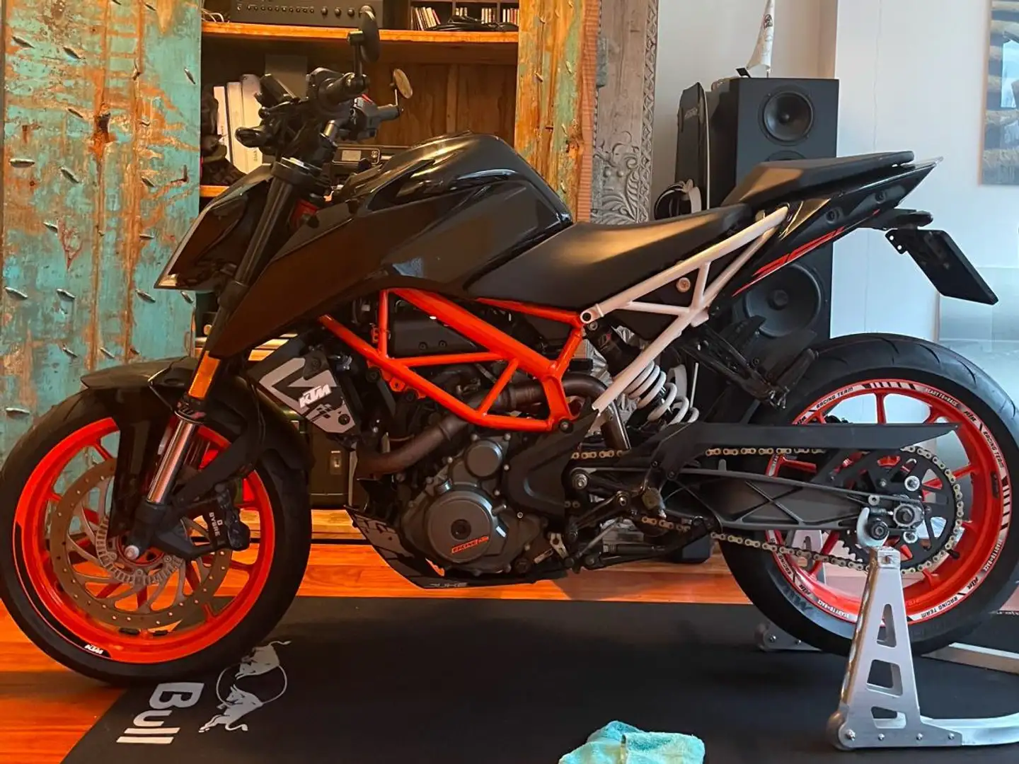 KTM 390 Duke Zwart - 1