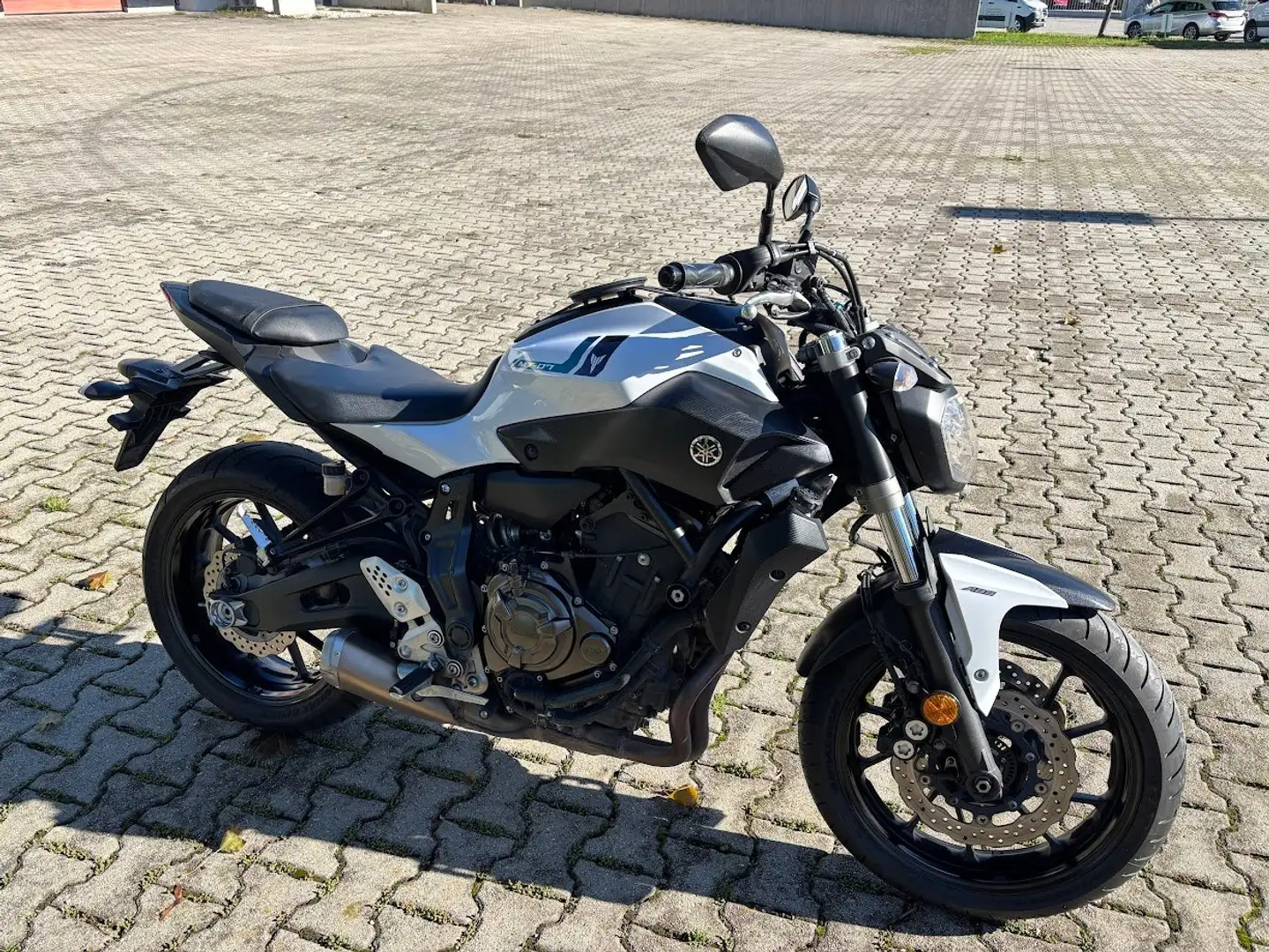 Yamaha MT-07 1. Hand tiefergelegt Weiß - 2