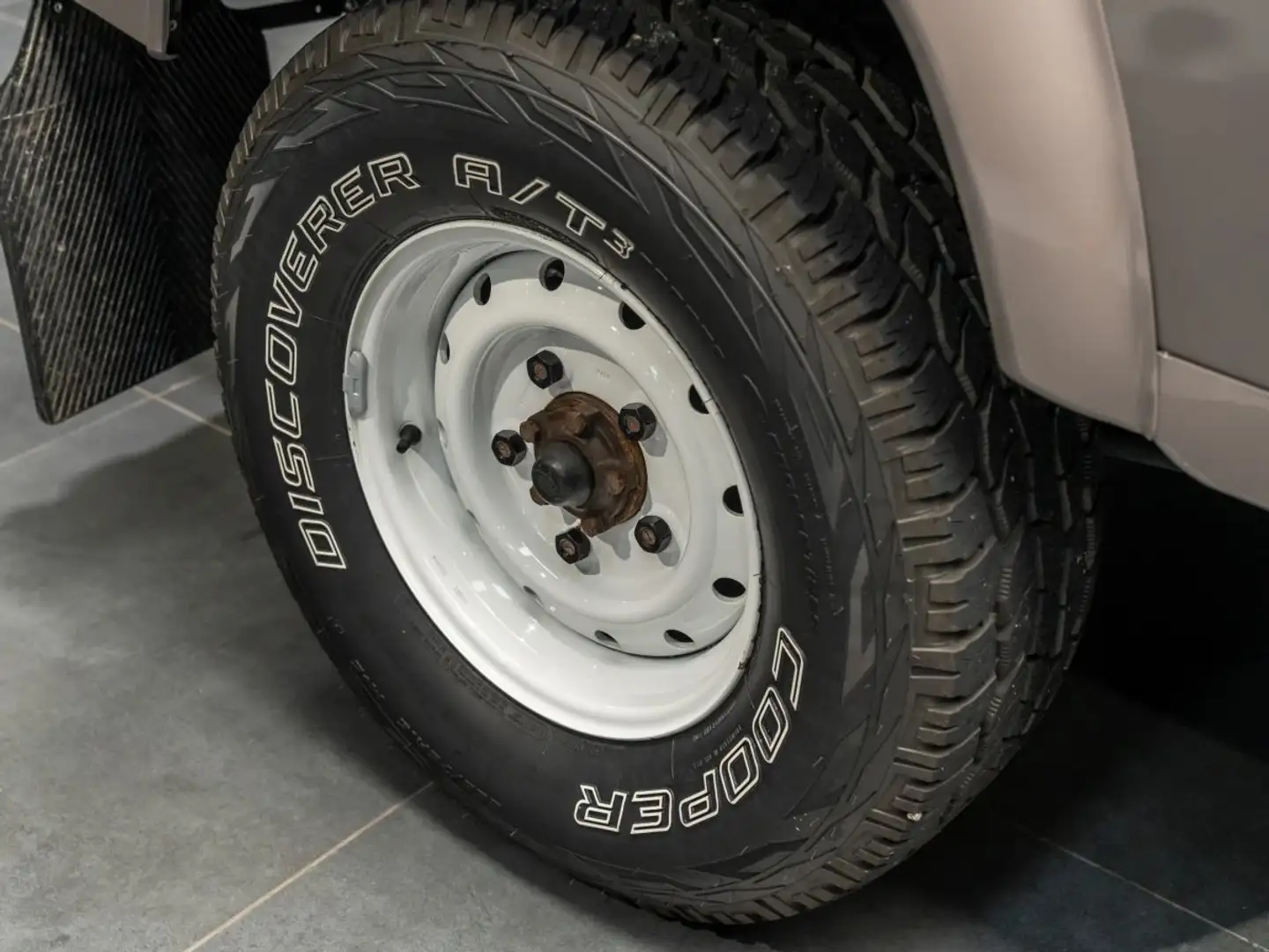 Land Rover Defender - 2