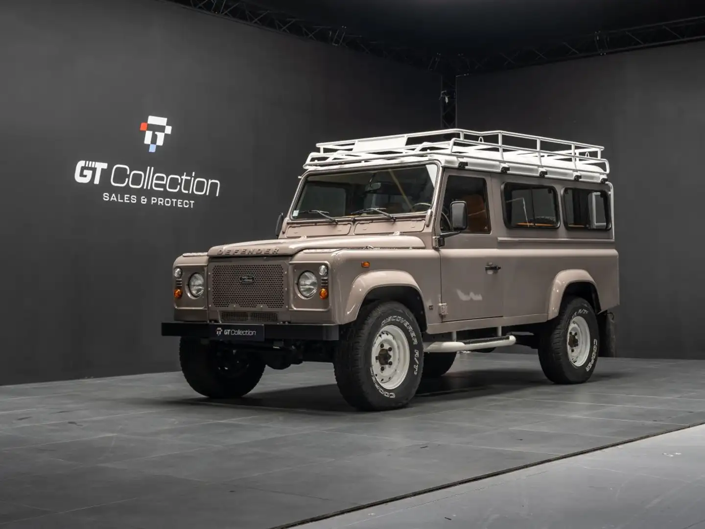 Land Rover Defender - 1