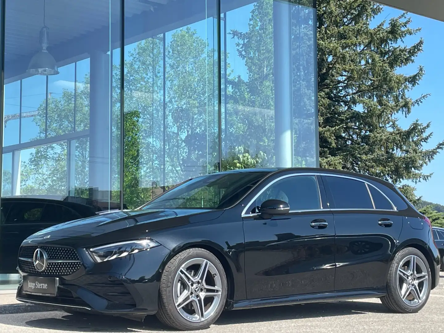 Mercedes-Benz A 180 d AMG Line ParkAss. LED SpurH Sport W-Paket Schwarz - 2