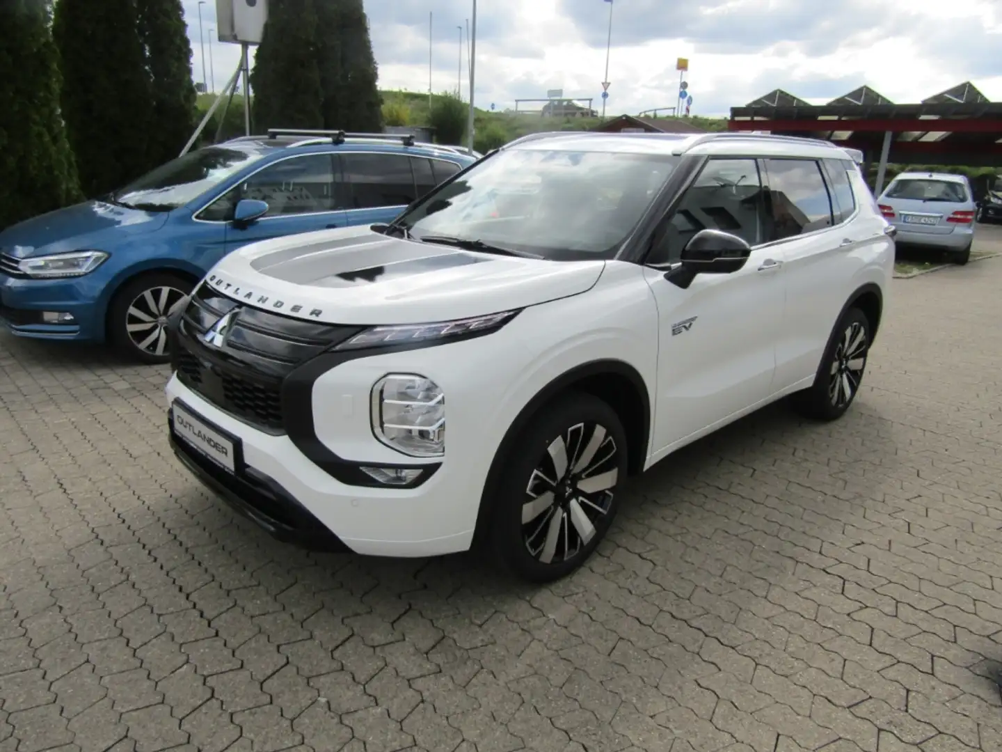 Mitsubishi Outlander 2.4 Top BLACK PAKET 4WD NAVI LED SHZ ACC RFK FSE S Weiß - 2