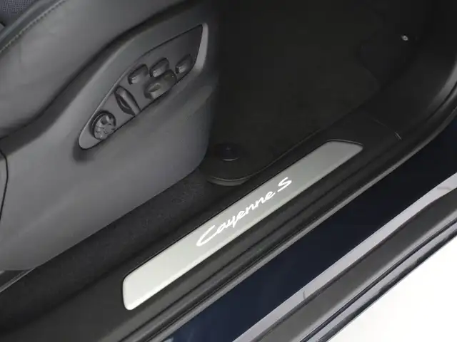 Porsche Cayenne view 12