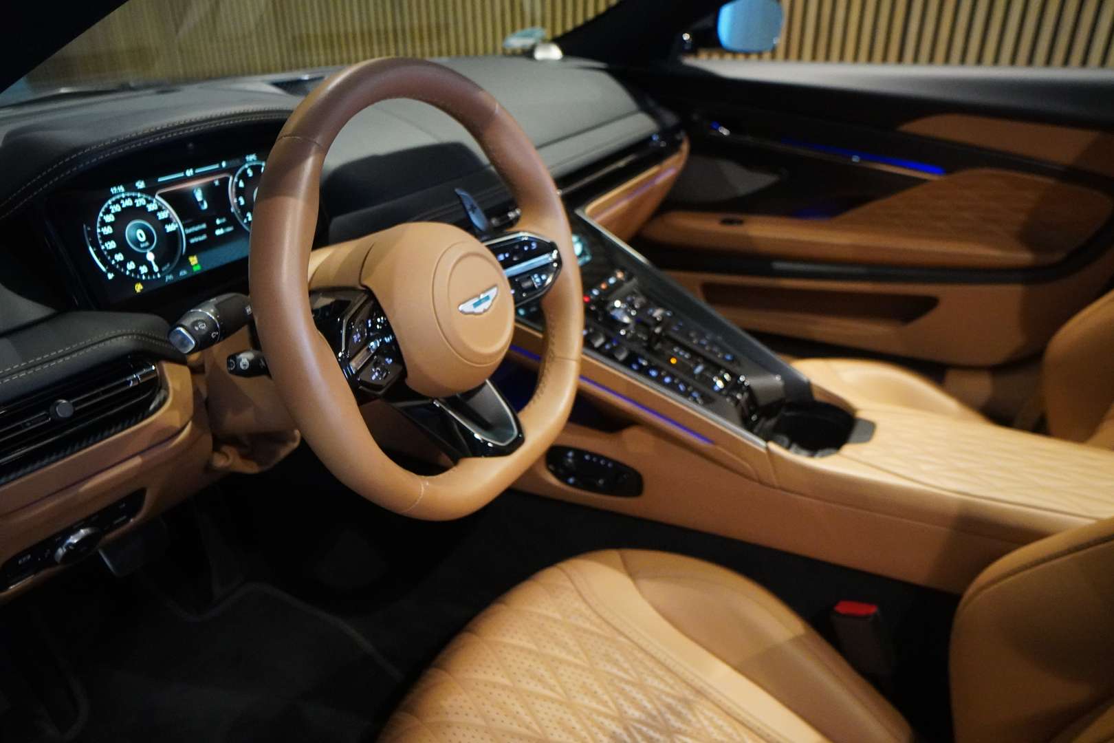 Aston Martin DB12 Volante 4.0 V8 B&W -  - Joinsteer - #5