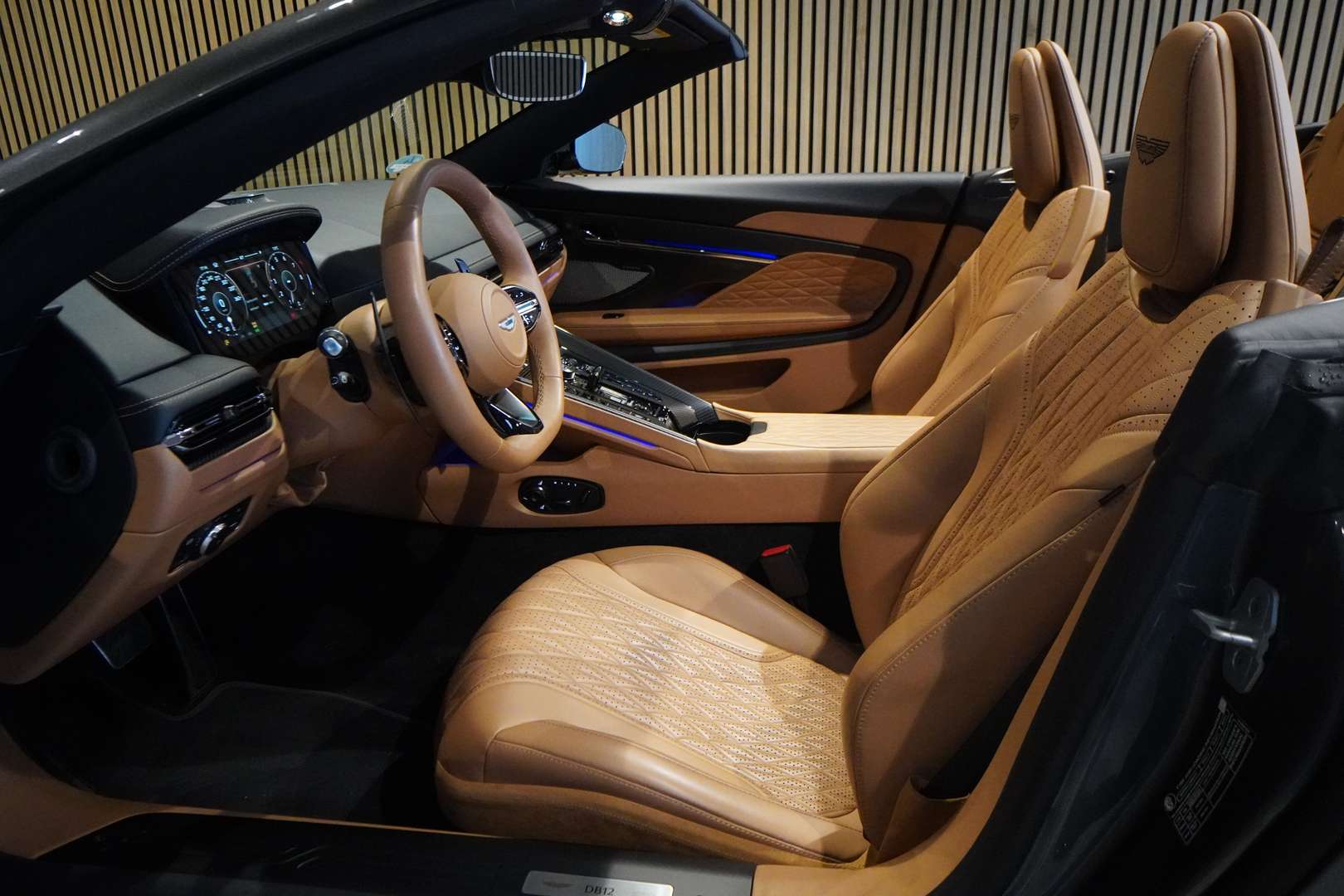 Aston Martin DB12 Volante 4.0 V8 B&W -  - Joinsteer - #4