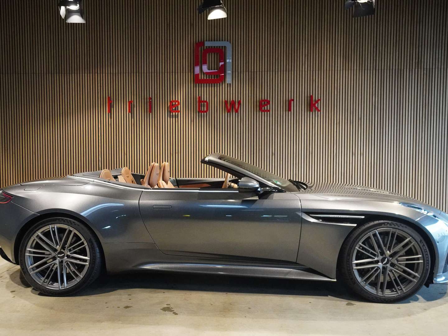 Aston Martin DB12 Volante 4.0 V8 B&W -  - Joinsteer - #1