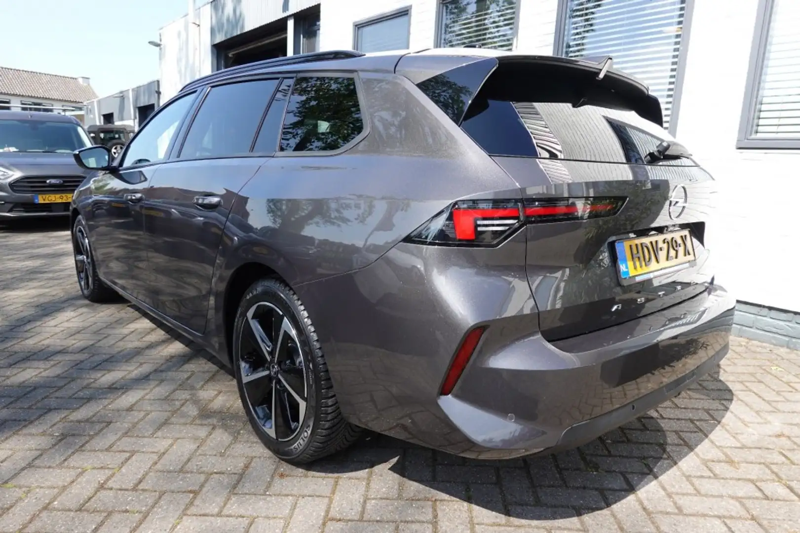 Opel Astra 1.2 LEVEL 3 ZEER Compleet  17 INCH All Wheater Grijs - 2