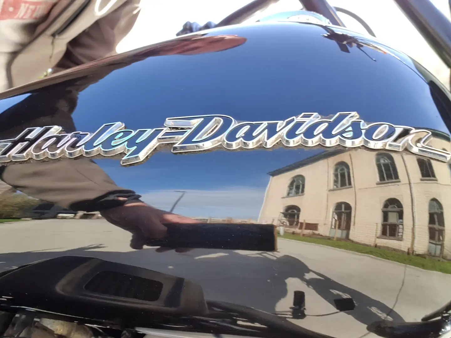 Harley-Davidson Dyna Street Bob Fekete - 1