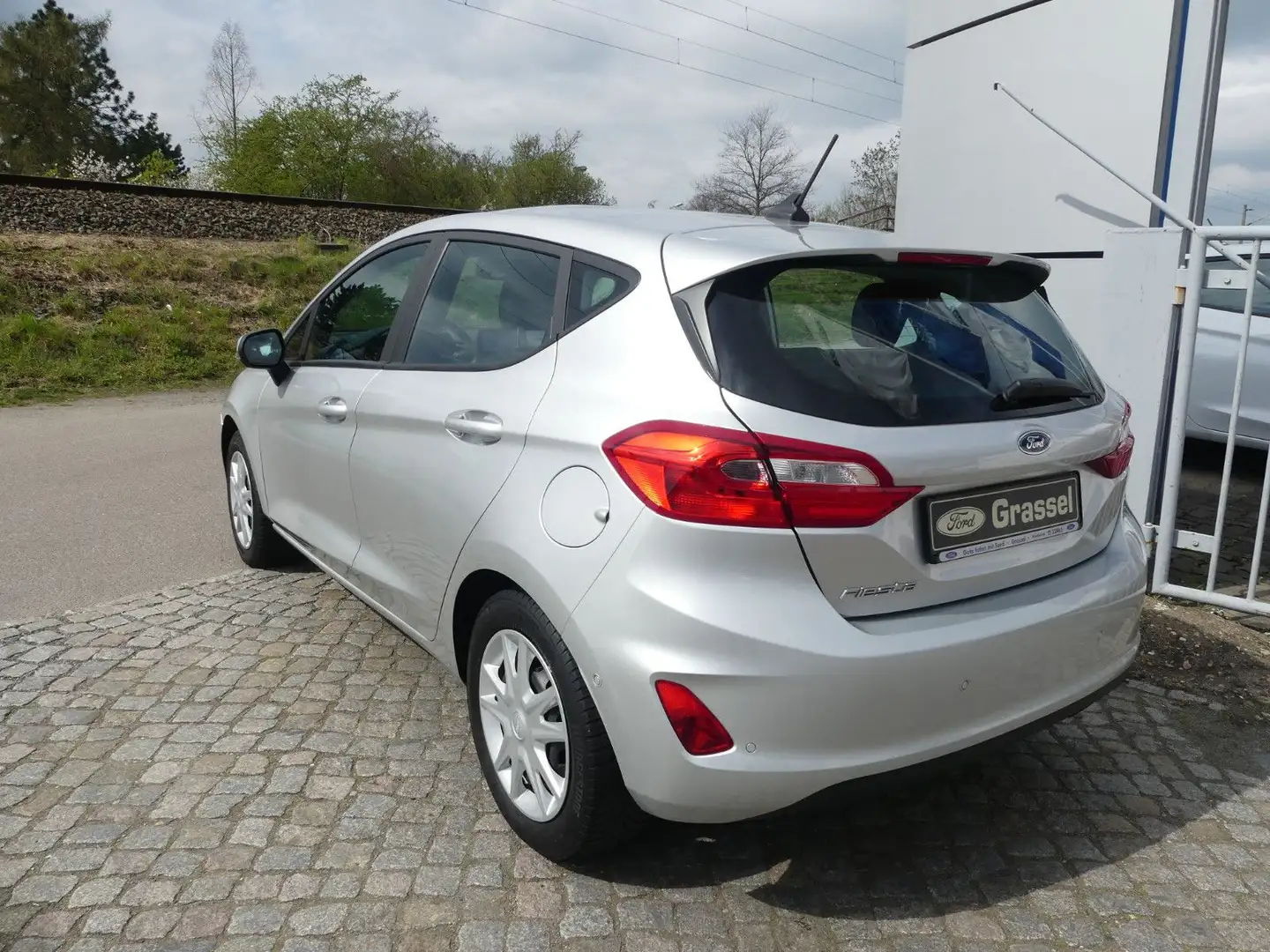 Ford Fiesta Cool & Connect Plateado - 2