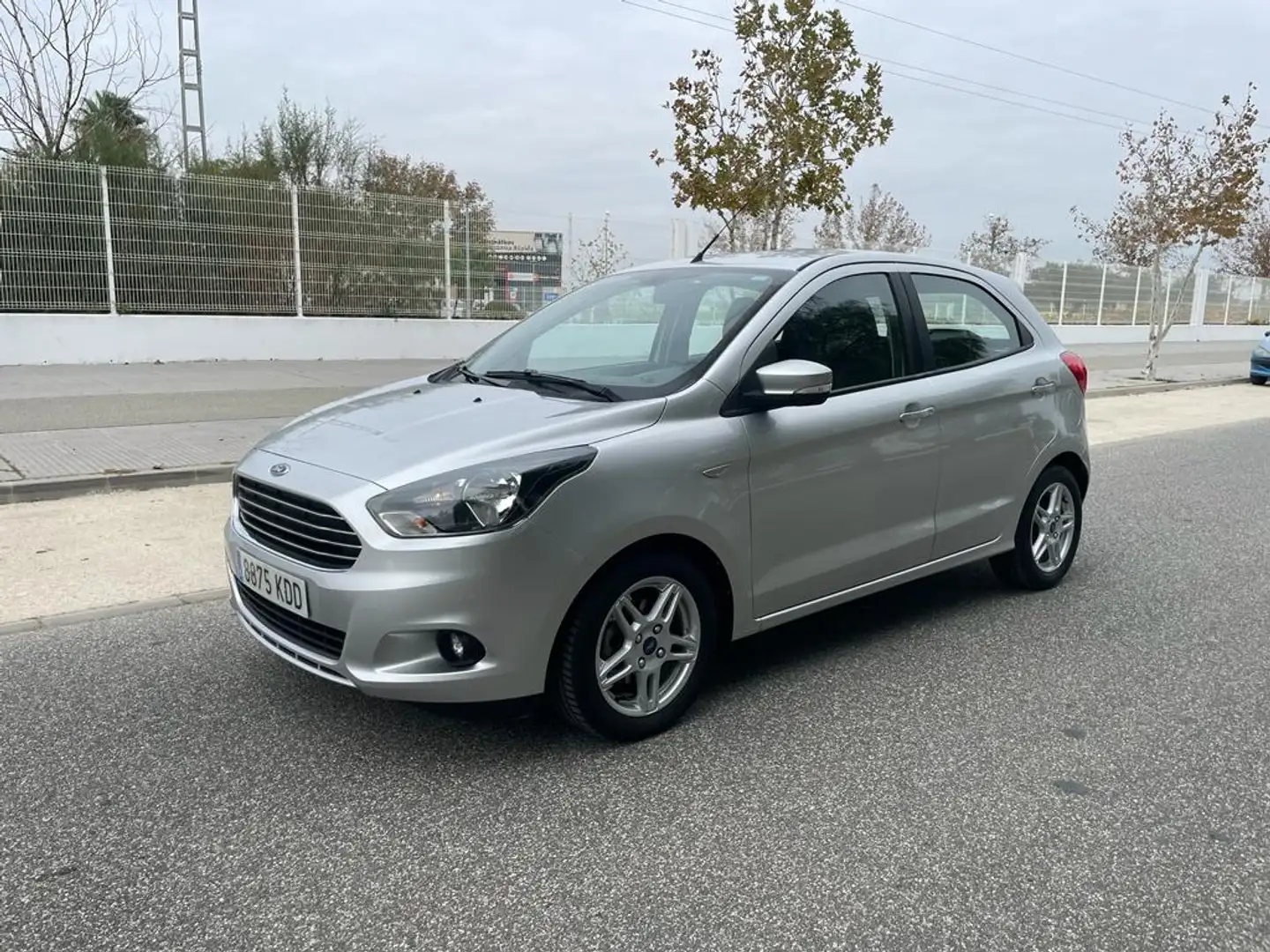 Ford Ka/Ka+ Ka+ 1.19 Ti-VCT Essential Gris - 1