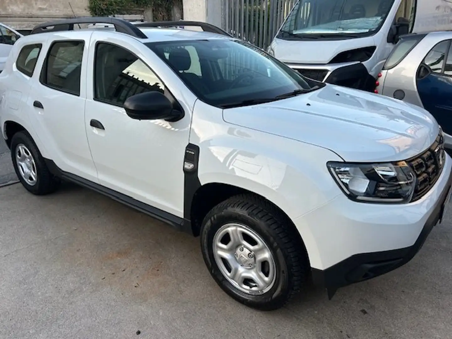 Dacia Duster 1.5b dci GANCIO TRAINO 4x4 SOLO 73000 KM NAVY PDCY Bianco - 1