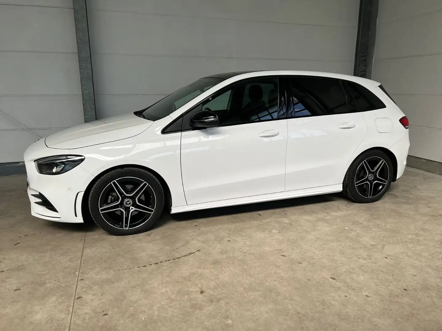 Mercedes-Benz B 200 Aut. AMG-Line+LED+Premium Navi+Park-A+Pano Bílá - 2