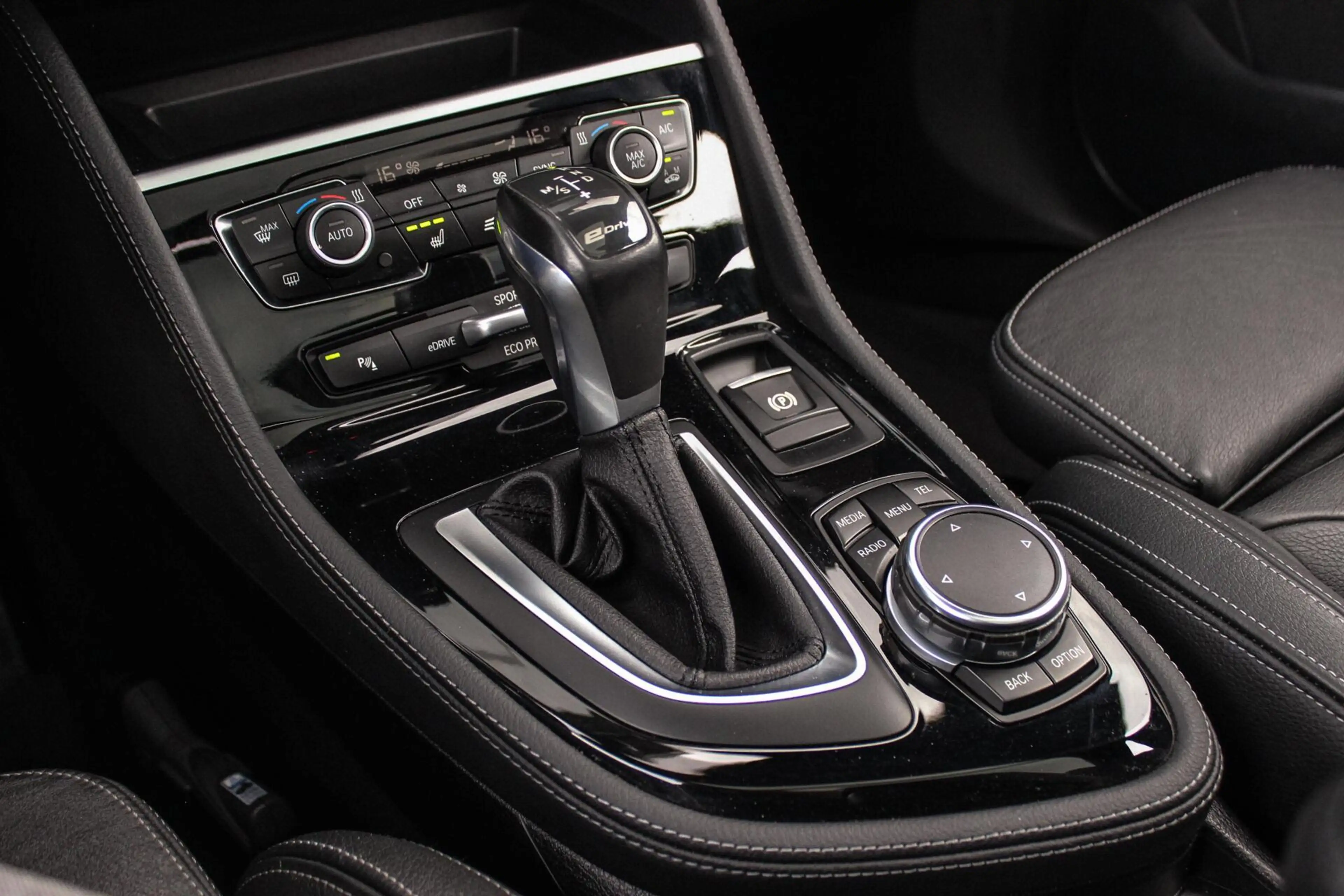BMW 225 2-serie Active Tourer 225xe Luxury | Driving Assis — photo 33