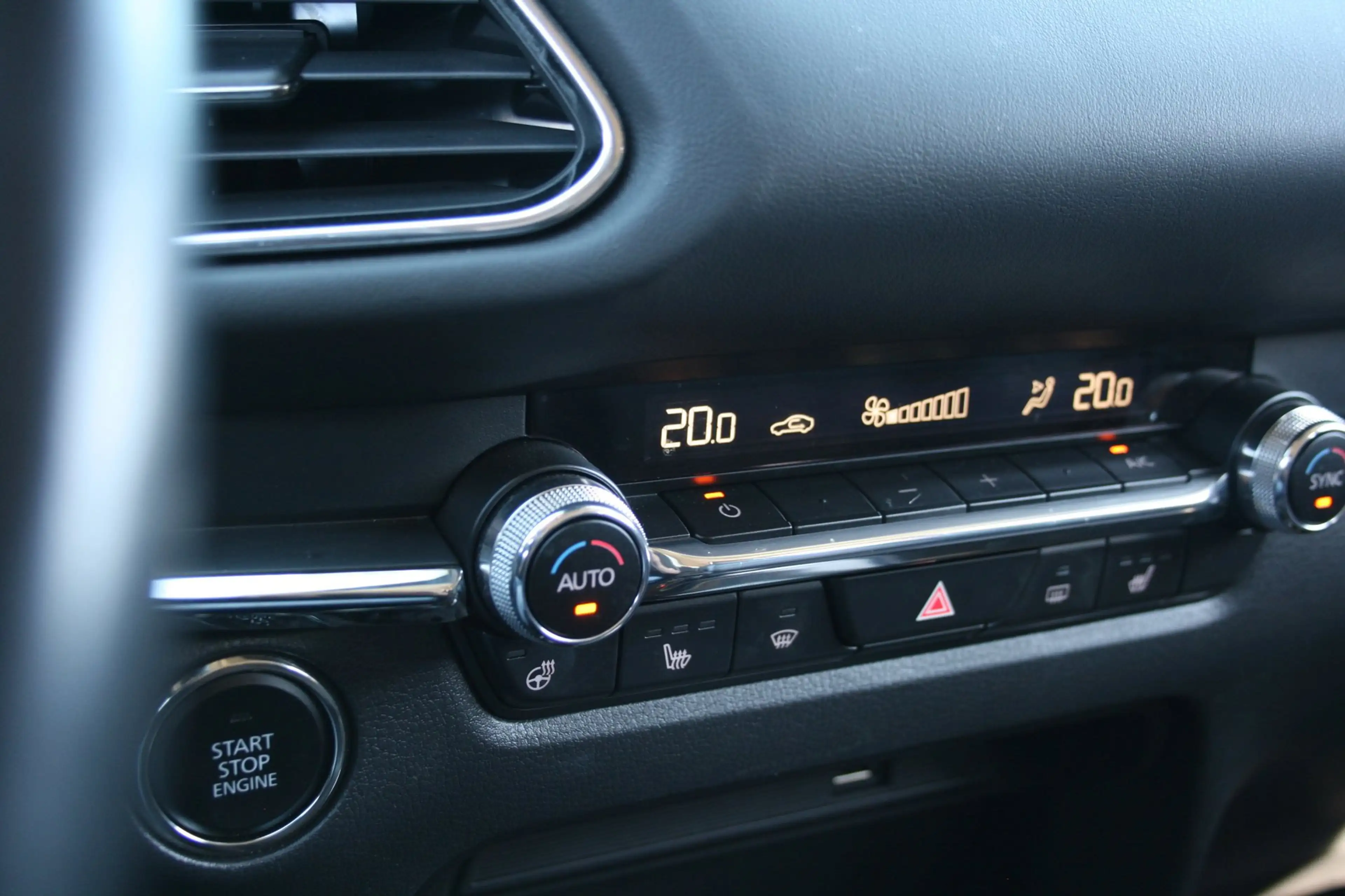 Mazda CX-30 2.0 e-SkyActiv-X M Hybrid Luxury — photo 16
