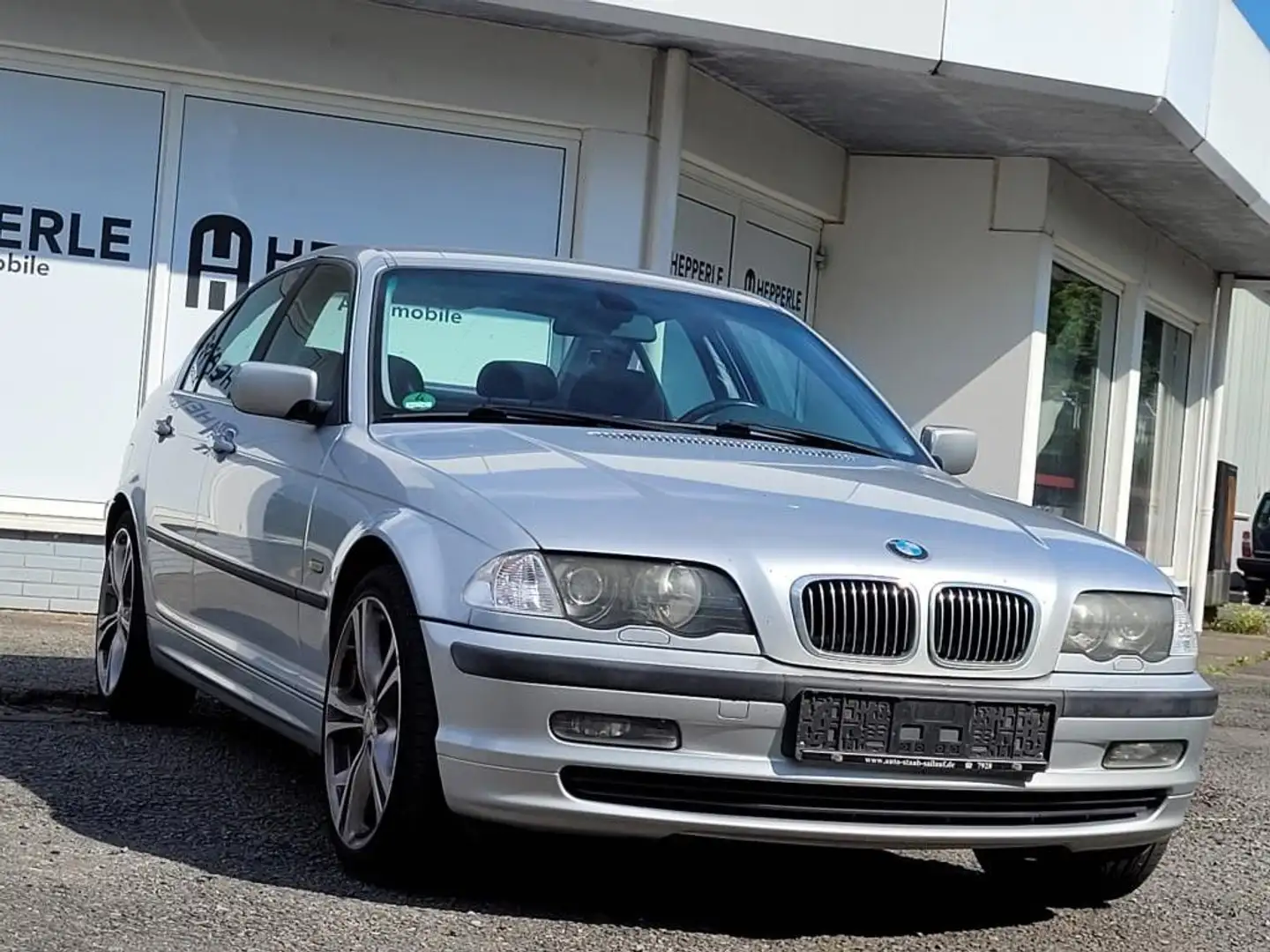 BMW 320 i Limousine XENON+SHZ+MFL+PDC+BORBET 18ZOLL Argintiu - 1