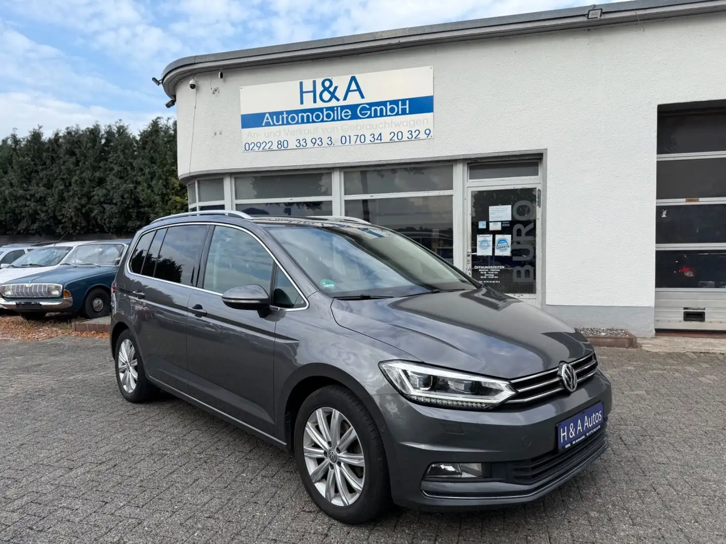 Volkswagen Touran Highline | Vollausstattung |AHK |Panorama Grau - 1