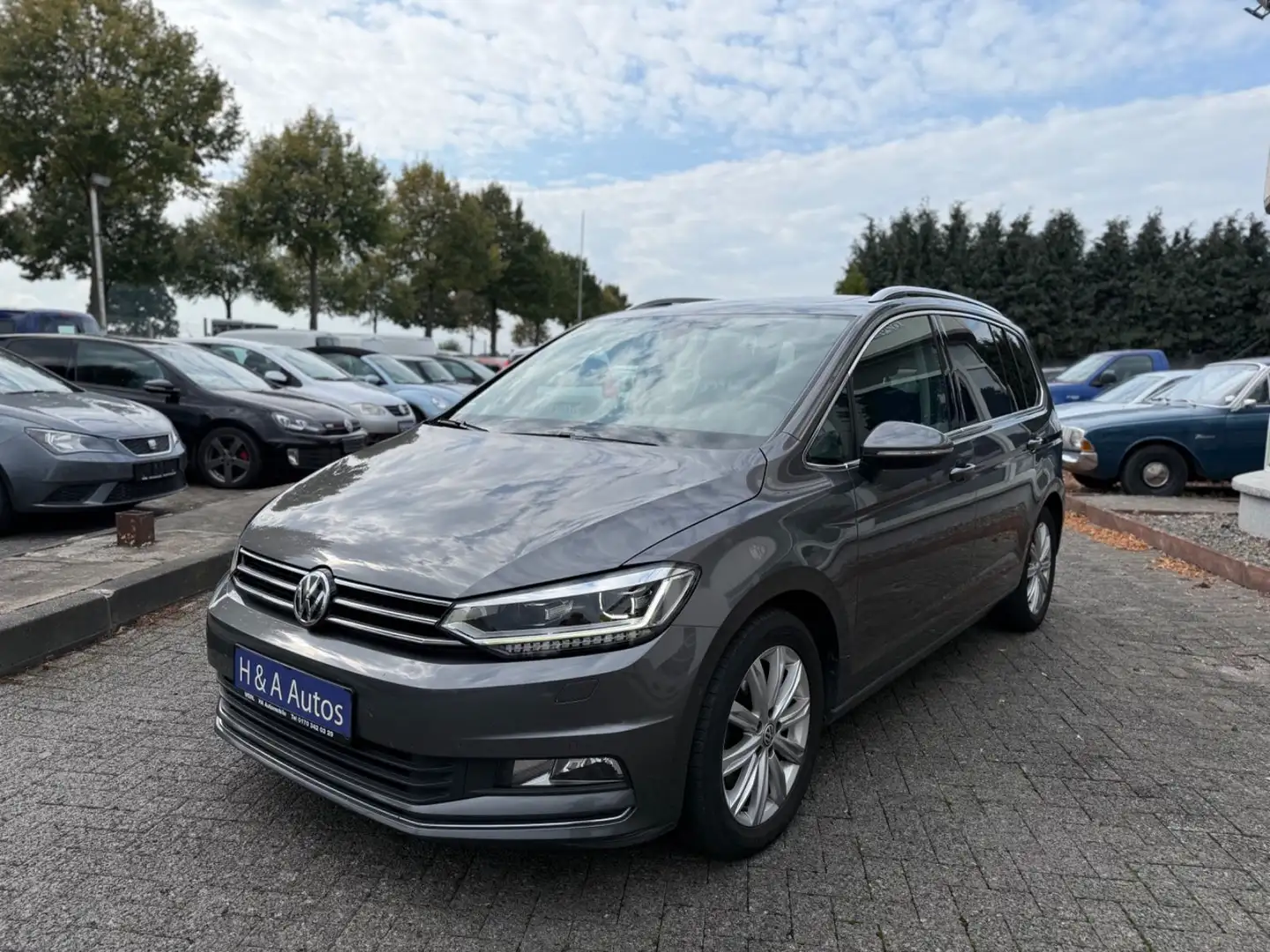 Volkswagen Touran Highline | Vollausstattung |AHK |Panorama Grau - 2