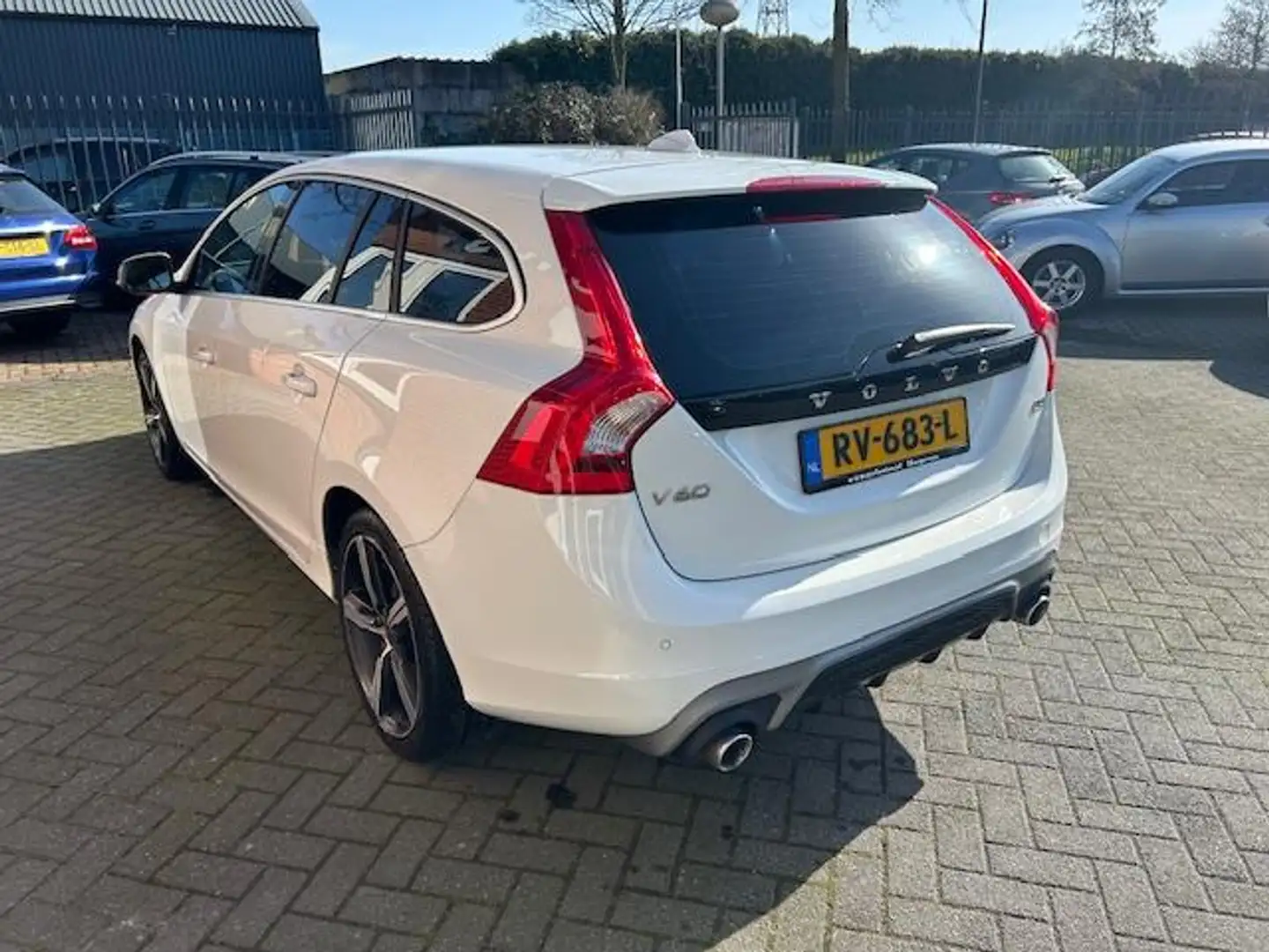 Volvo V60 2.0 D4 R-Design , Business Sport , APK 03-2026 Wit - 2