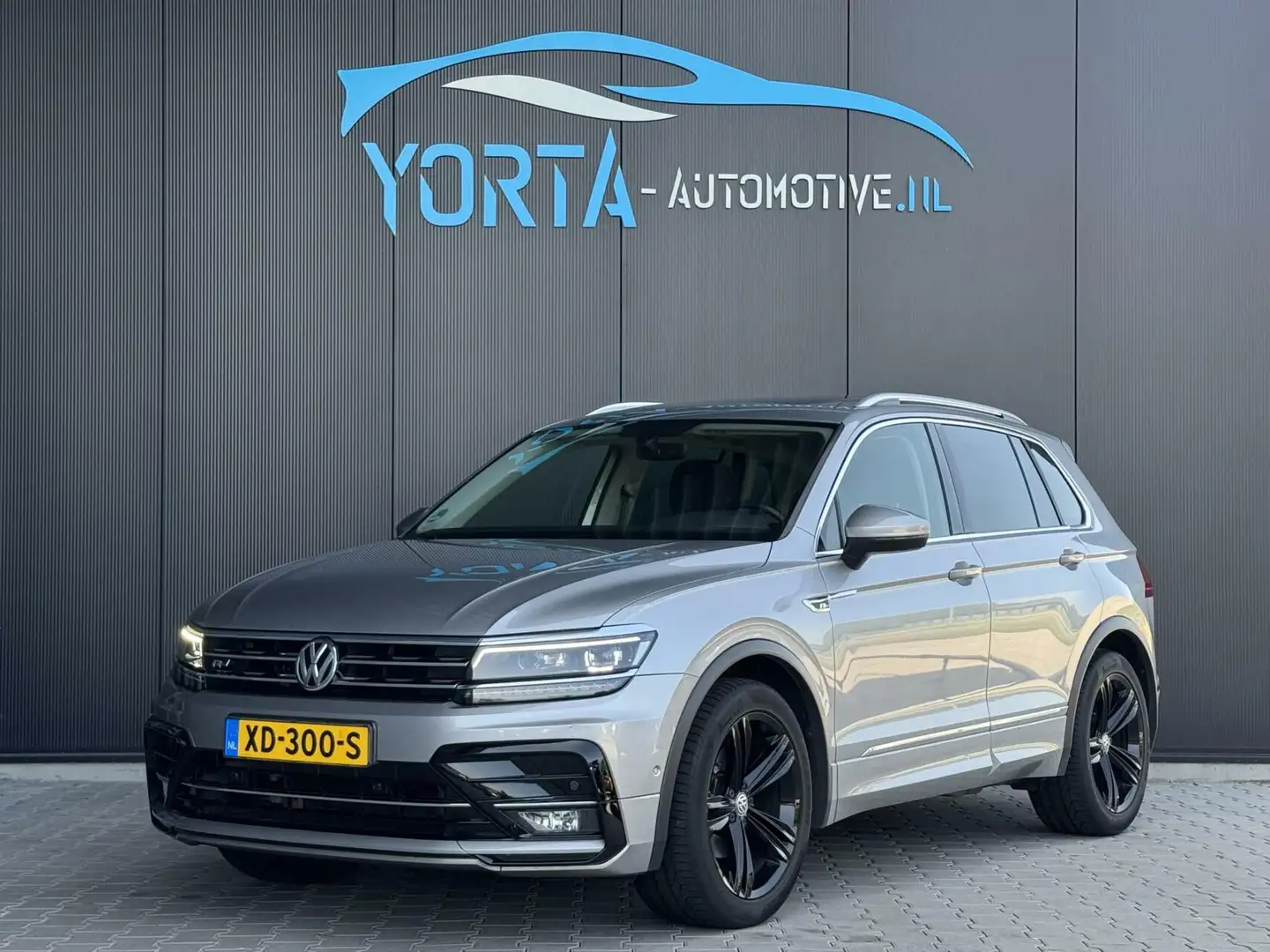 Volkswagen Tiguan 1.4 TSI R Line AUTOMAAT*PANO*ELEK. HAAK*CAMERA Grijs - 1