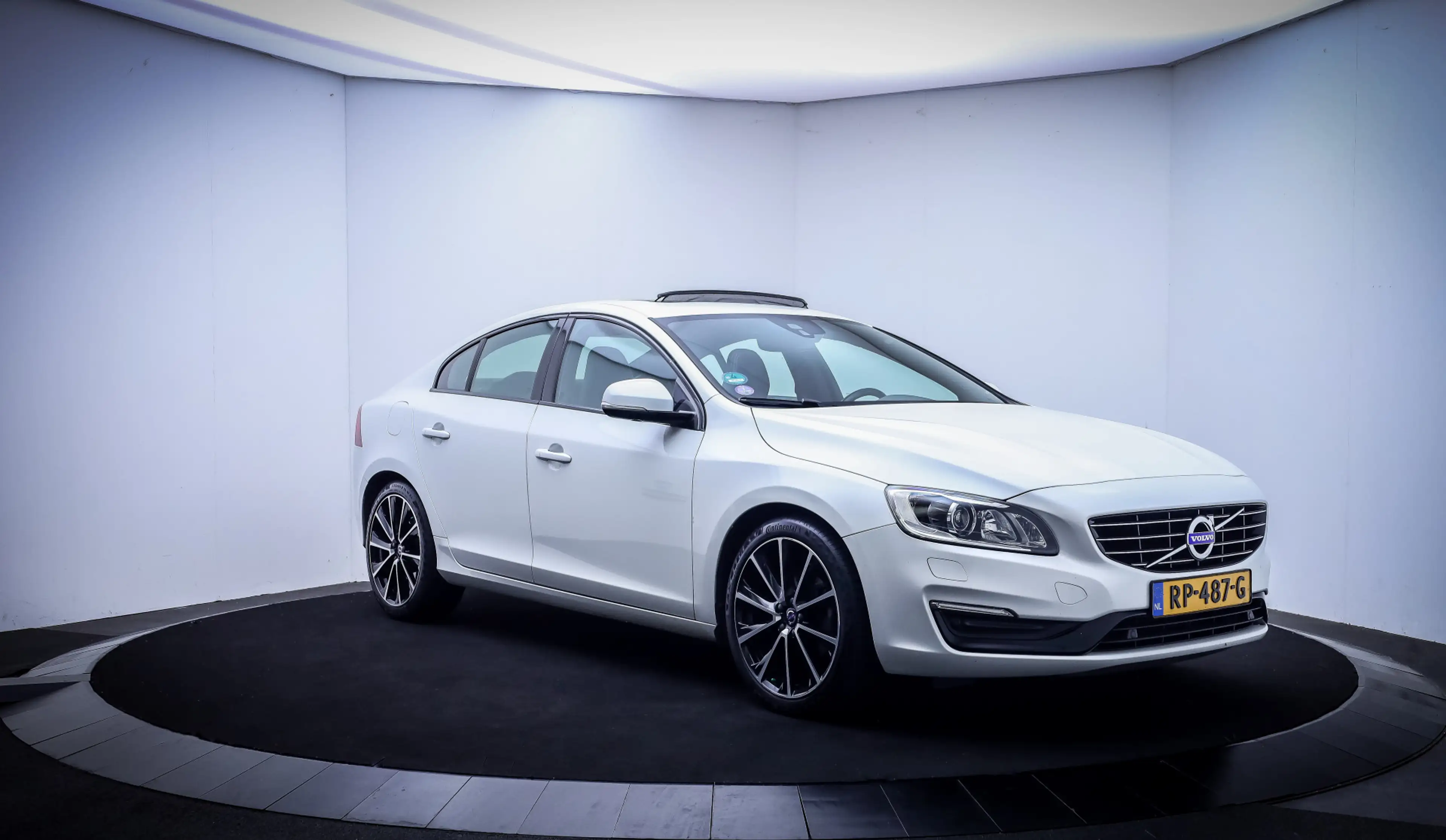 Volvo S60 T3 Aut. Polar+ Dynamic SCHUIFDAK | CAMERA | STOELV — photo 3