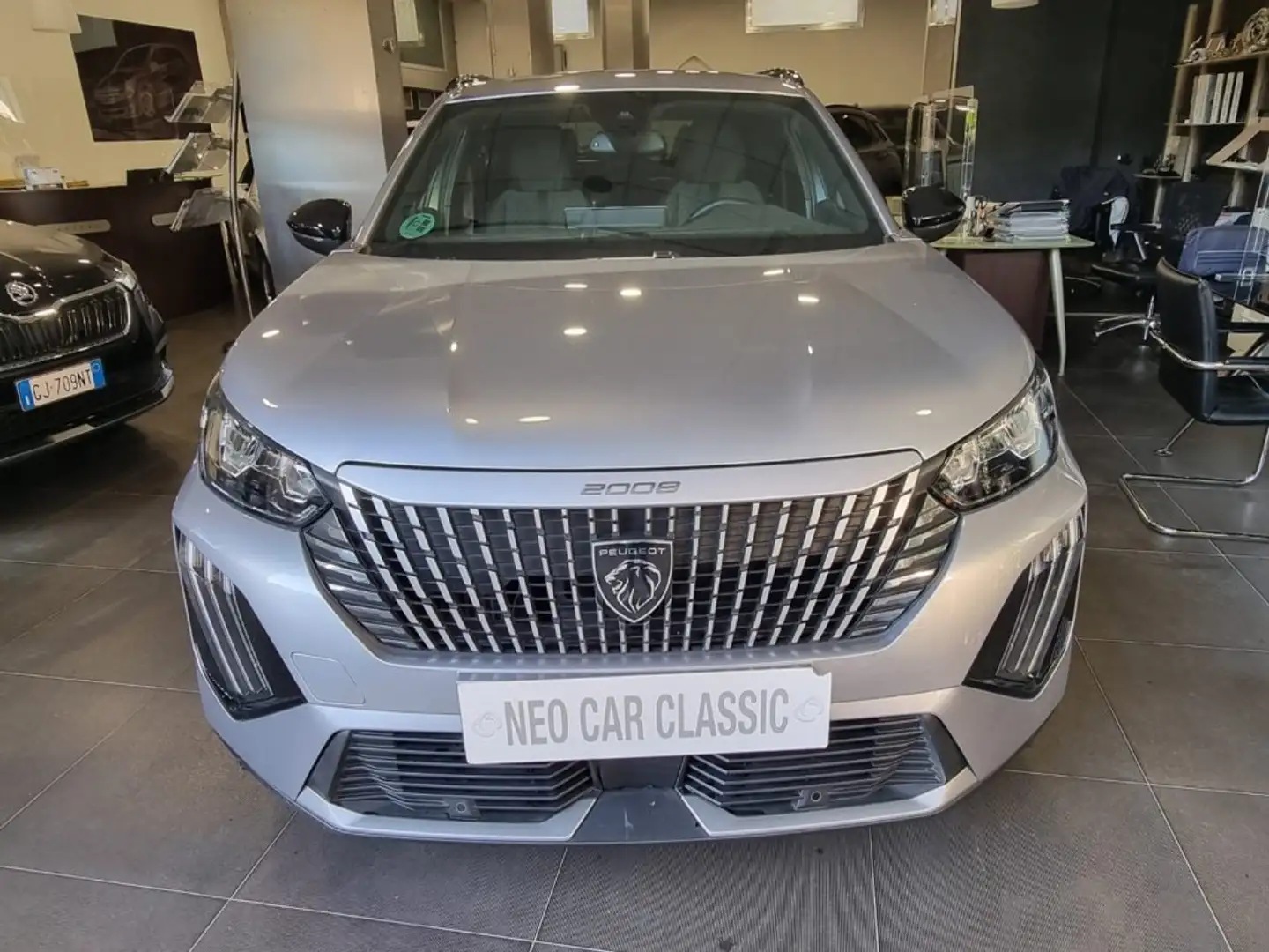 Peugeot 2008 PureTech 130 S&S EAT8 Allure Grijs - 2