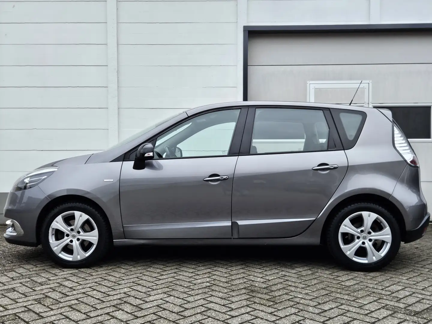 Renault Scenic 2.0 Bose /Automaat/PDC V+A/Trekhaak/Cruise! Grau - 2