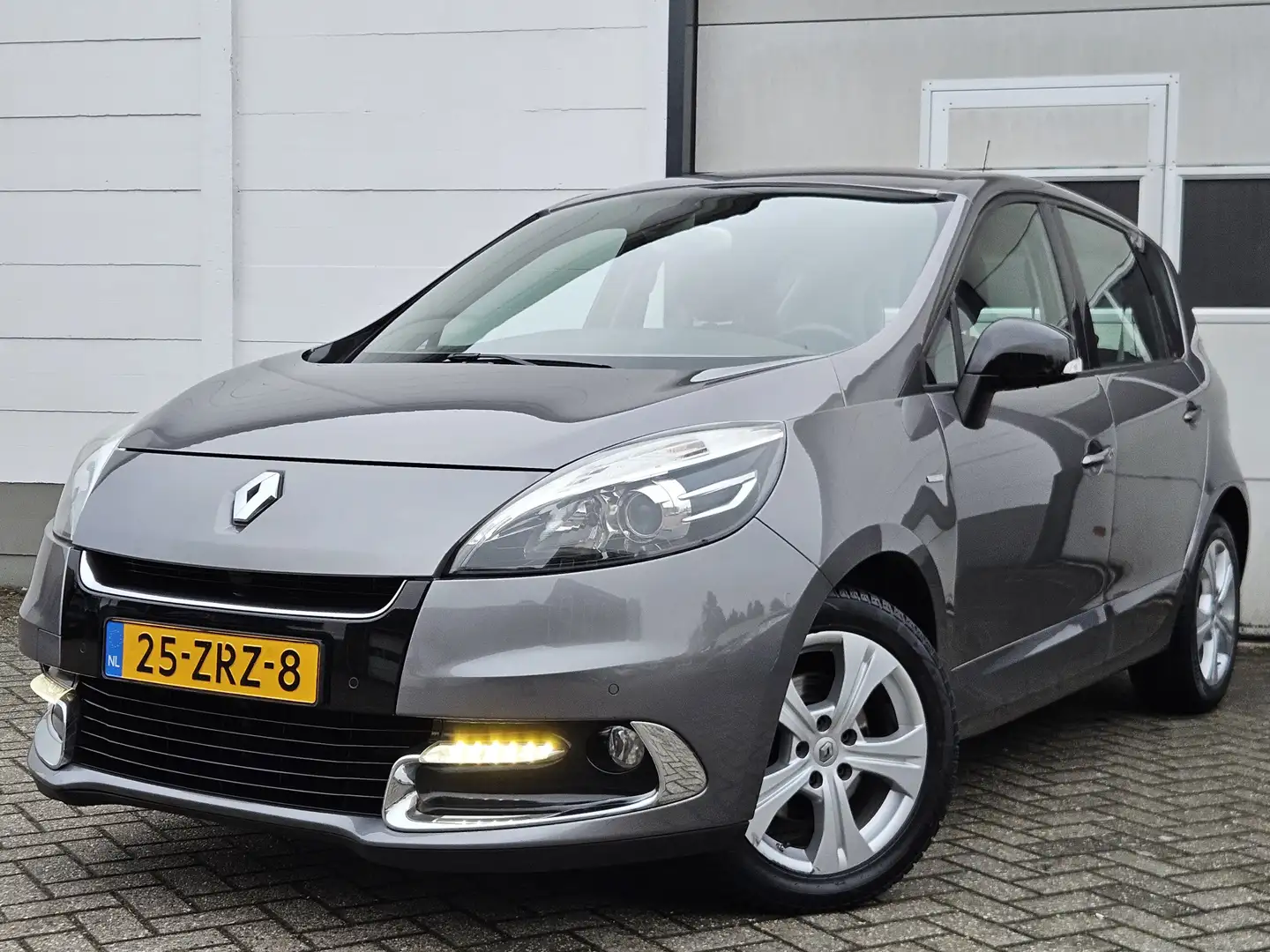 Renault Scenic 2.0 Bose /Automaat/PDC V+A/Trekhaak/Cruise! Grau - 1
