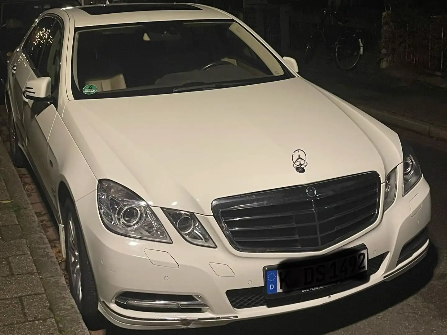 Mercedes-Benz E 250 E 250 CDI DPF BlueEFFICIENCY Automatik Elegance Weiß - 1