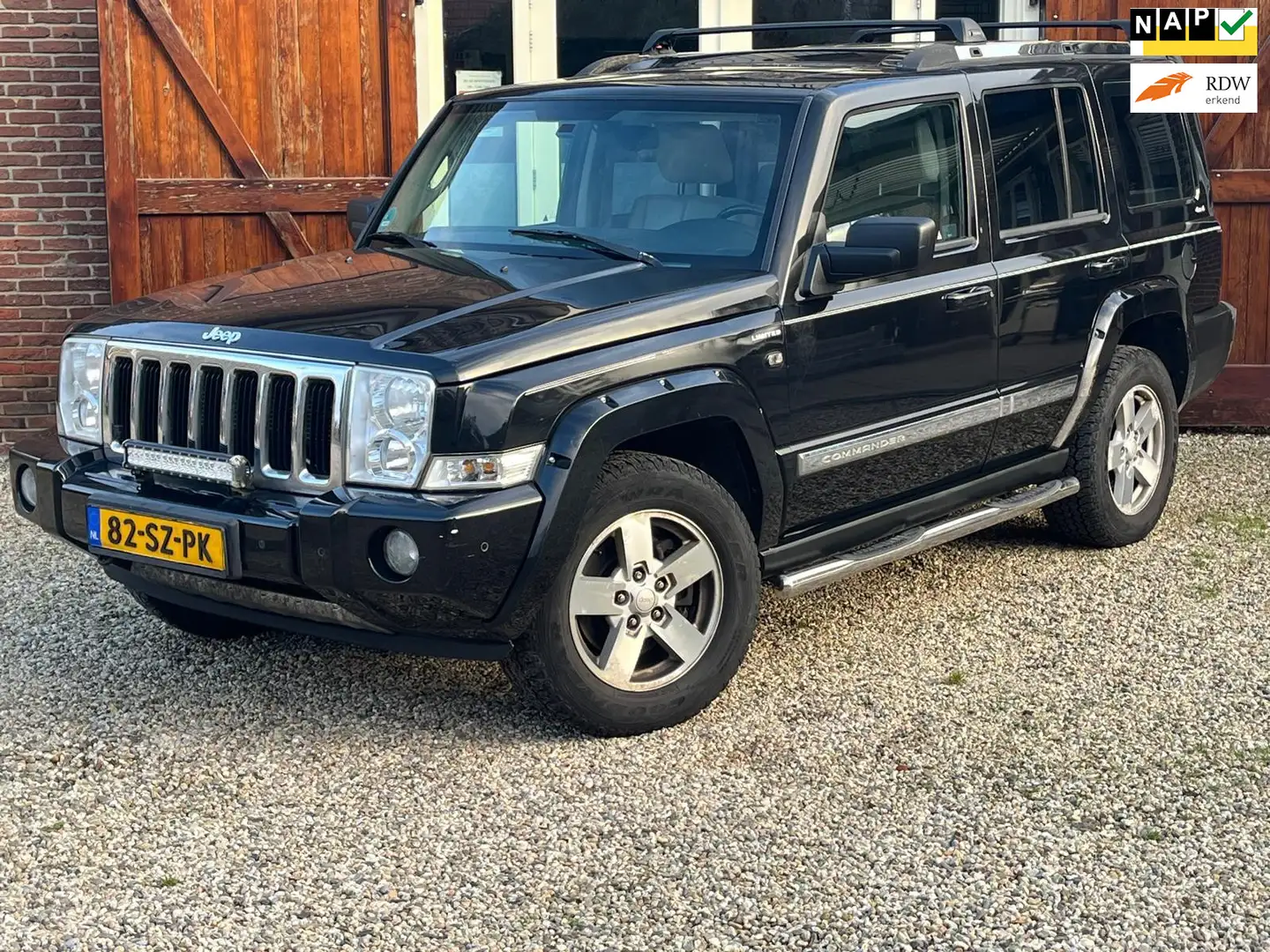 Jeep Commander 4.7 V8 Laredo 7-persoons LPG Schwarz - 1