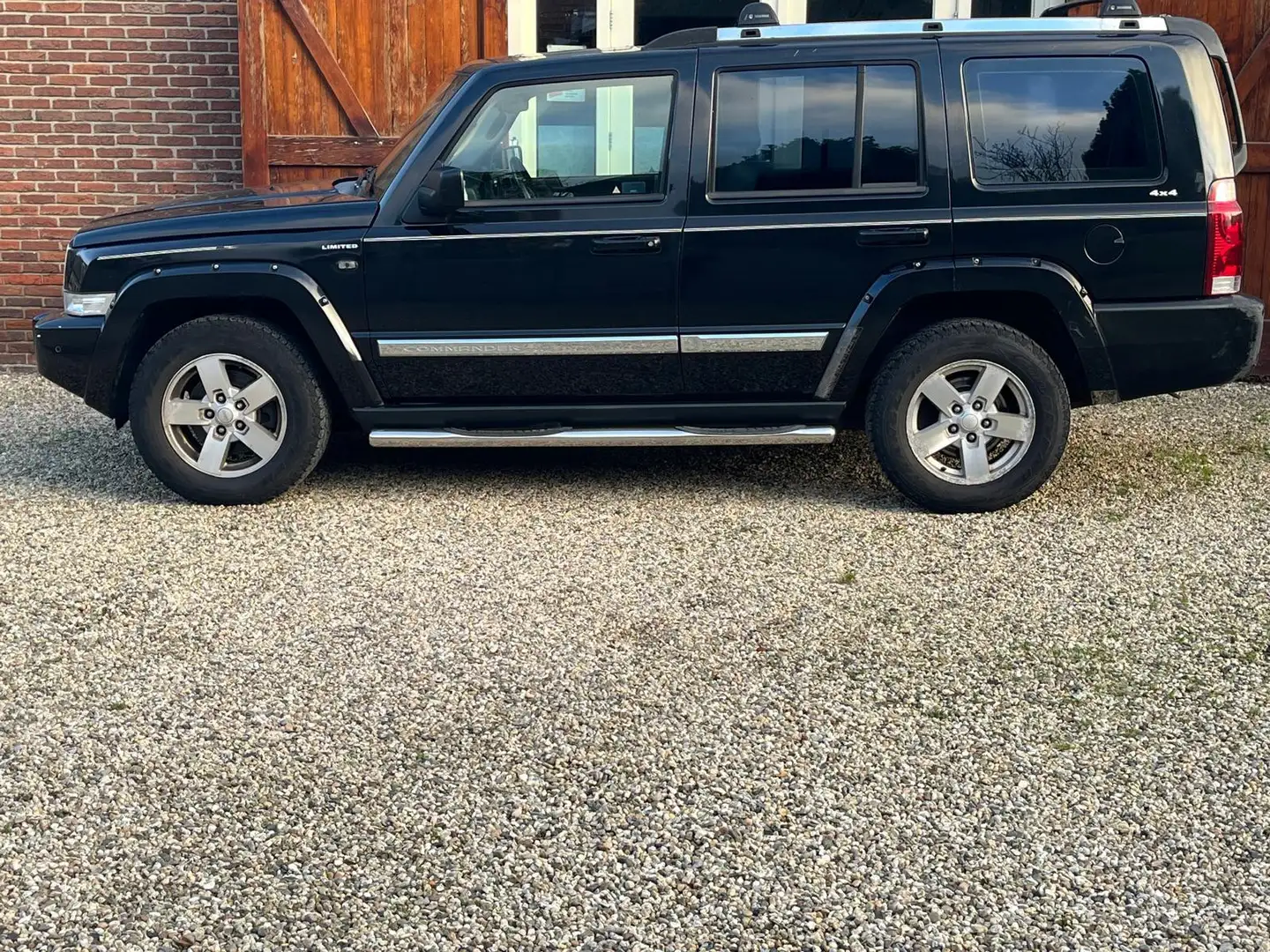 Jeep Commander 4.7 V8 Laredo 7-persoons LPG Schwarz - 2