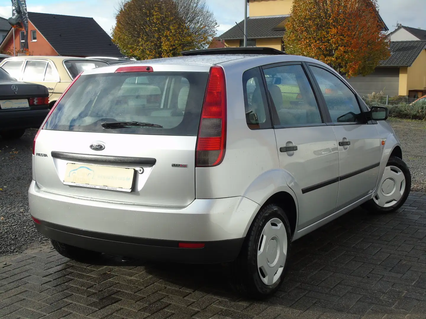 Ford Fiesta AMBIENTE*TÜV NEU 10-2027*2 HAND*1,4 DIESEL*TOP Grau - 2