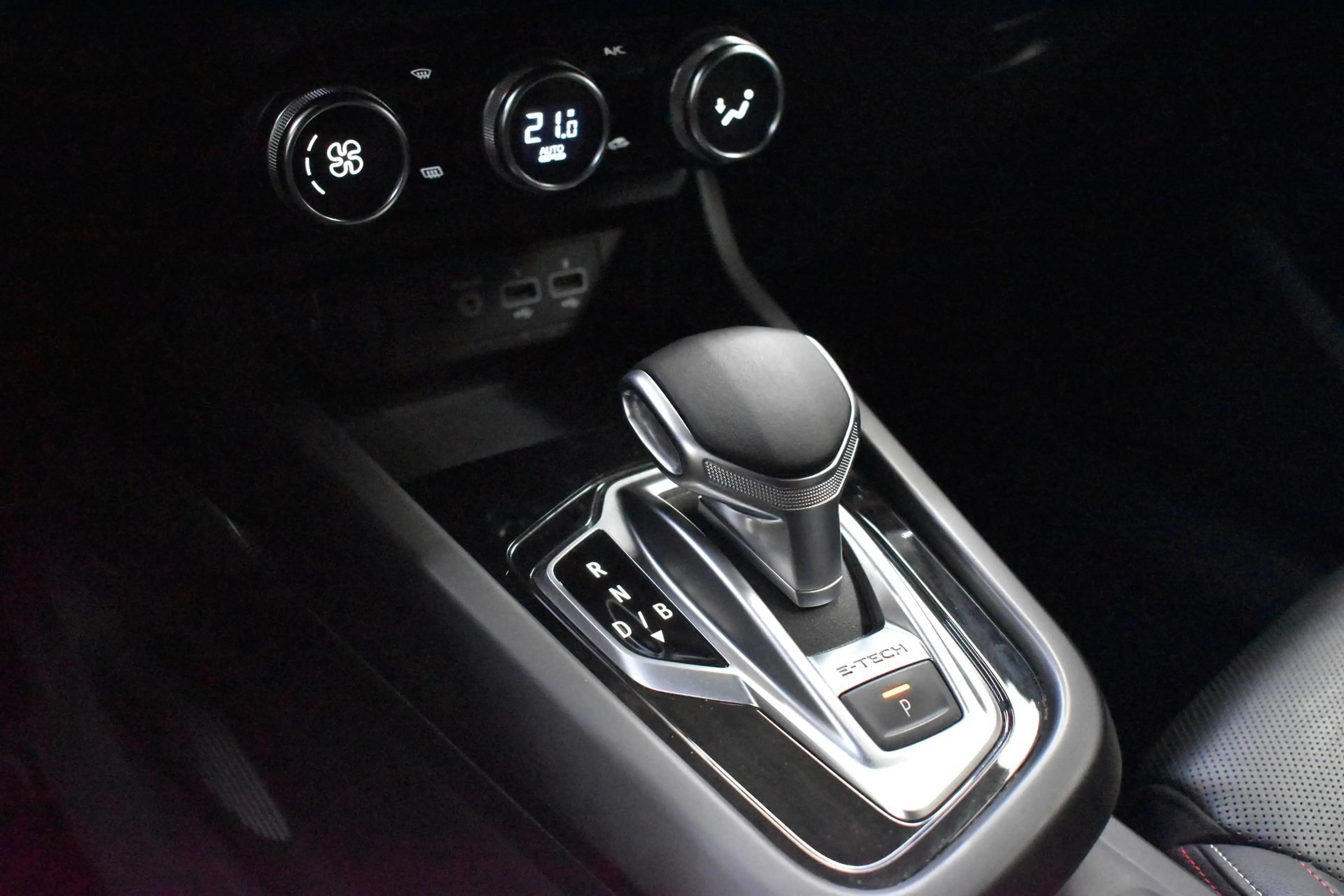 Renault Arkana RS Line 145 Hybrid — photo 15