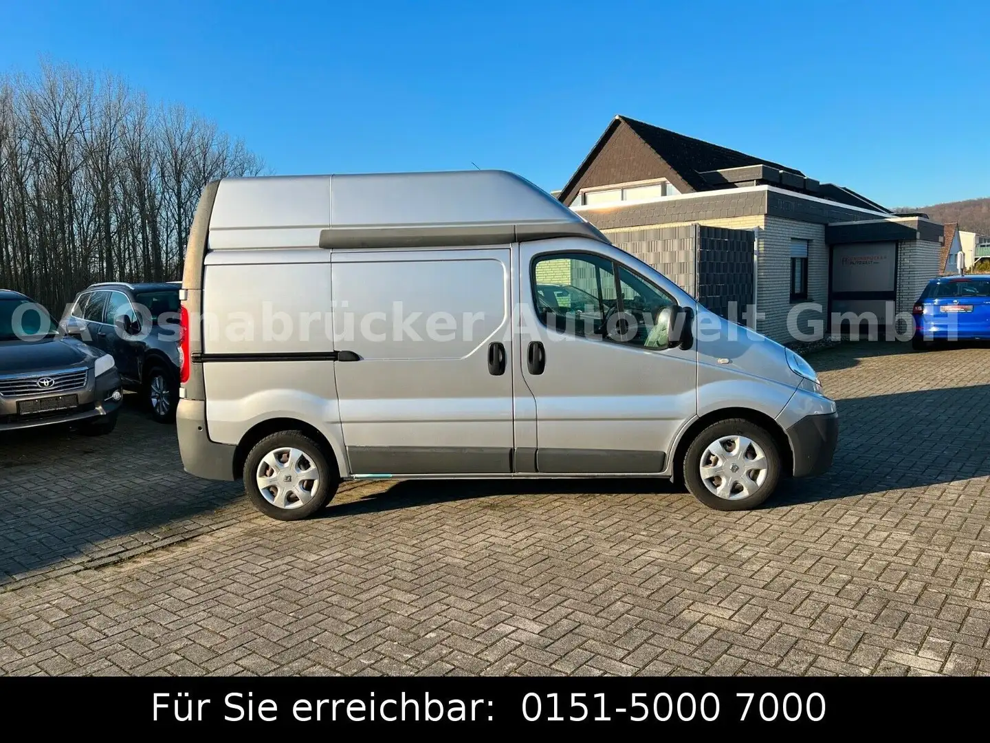 Renault Trafic 2.0dCi L1H2 1-Hand PDC 3-Sitzer Grey - 1