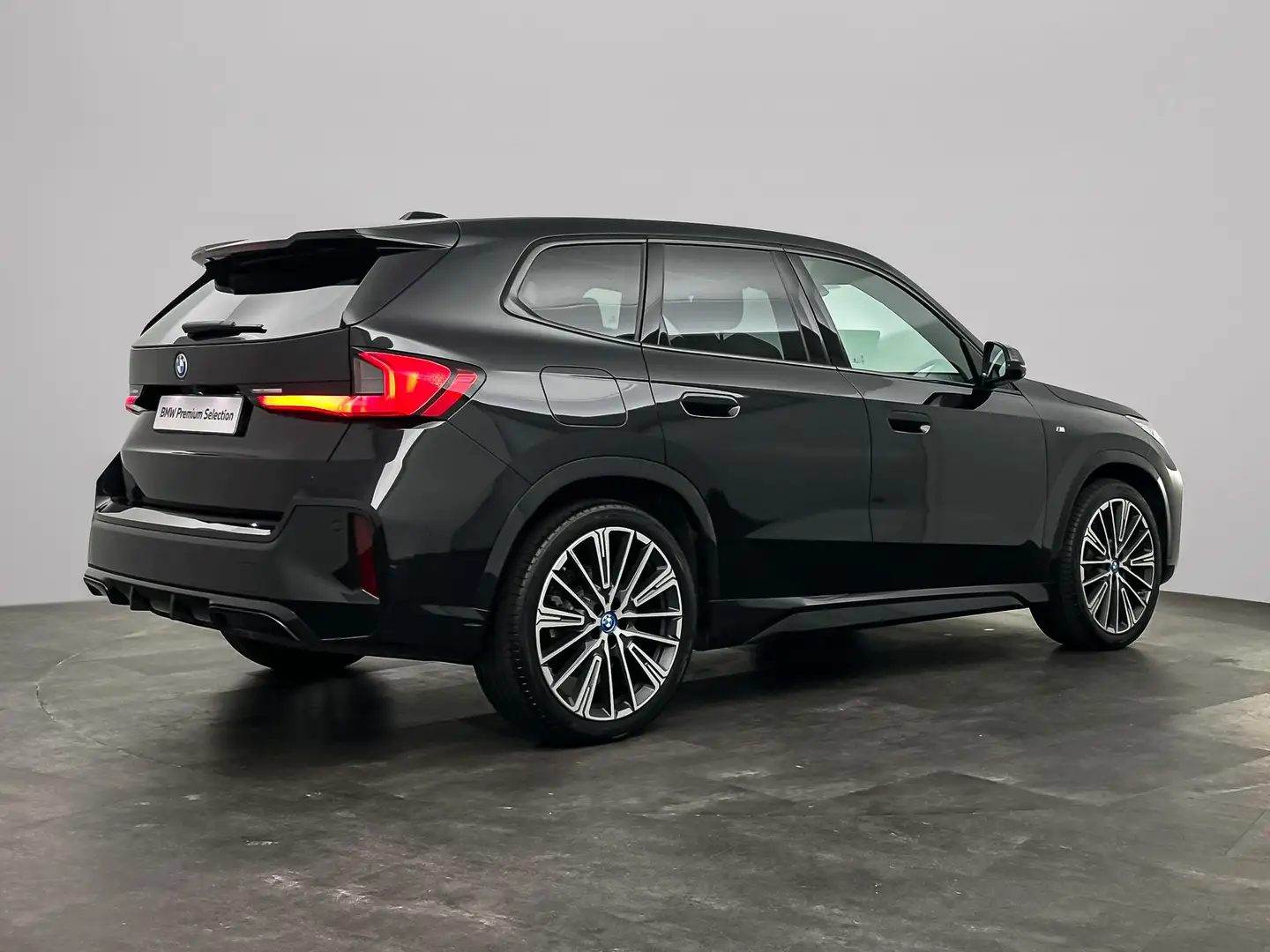 BMW iX1 xDrive30 Launch Edition 67 kWh | Stuurwielrand ver Noir - 2