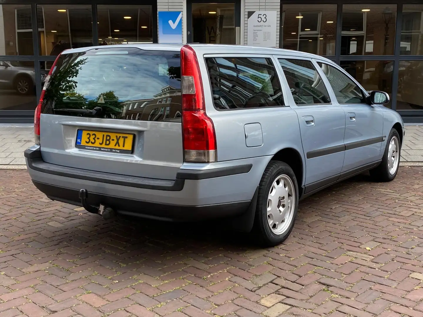 Volvo V70 2.4 T AWD Gtr. C.L. AUTOMAAT | 1/2 LEDER | AIRCO | Grijs - 2