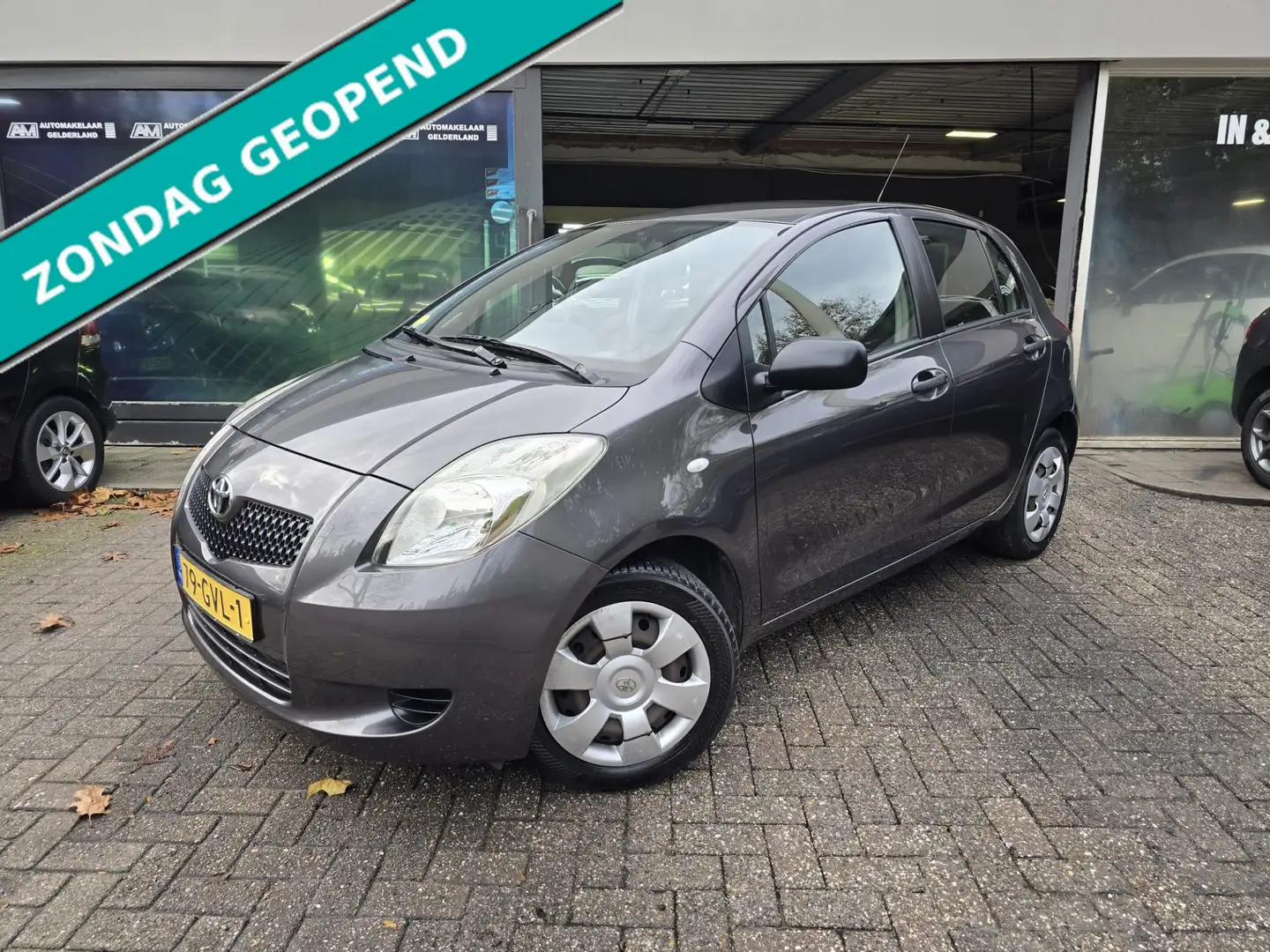 Toyota Yaris 1.3 VVTi Sol | 1E EIGENAAR | 12MND GARANTIE | NW K Grau - 1
