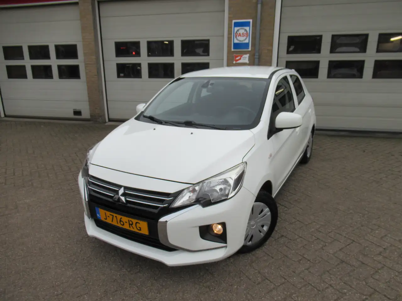 Mitsubishi Space Star 1.0 Cool+ — photo 1 of 21