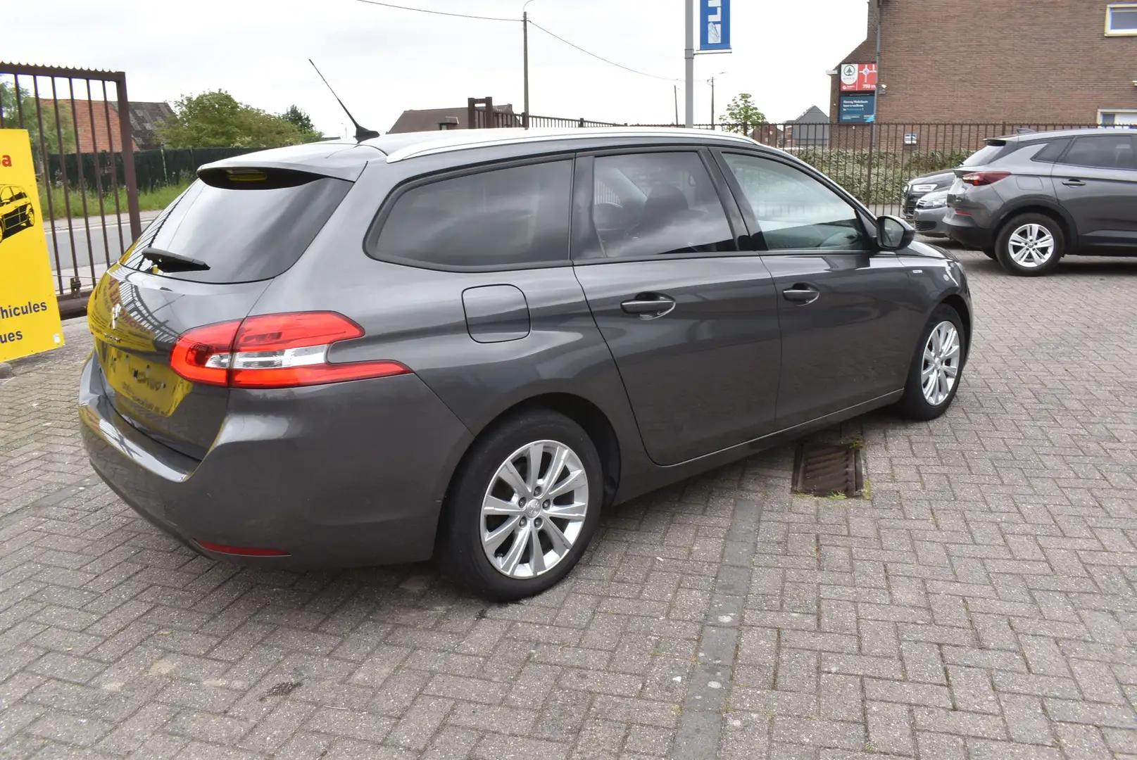 Peugeot 308 SW 1.5 BlueHDi Style / GPS ***12M GARANTIE*** Bruin - 2