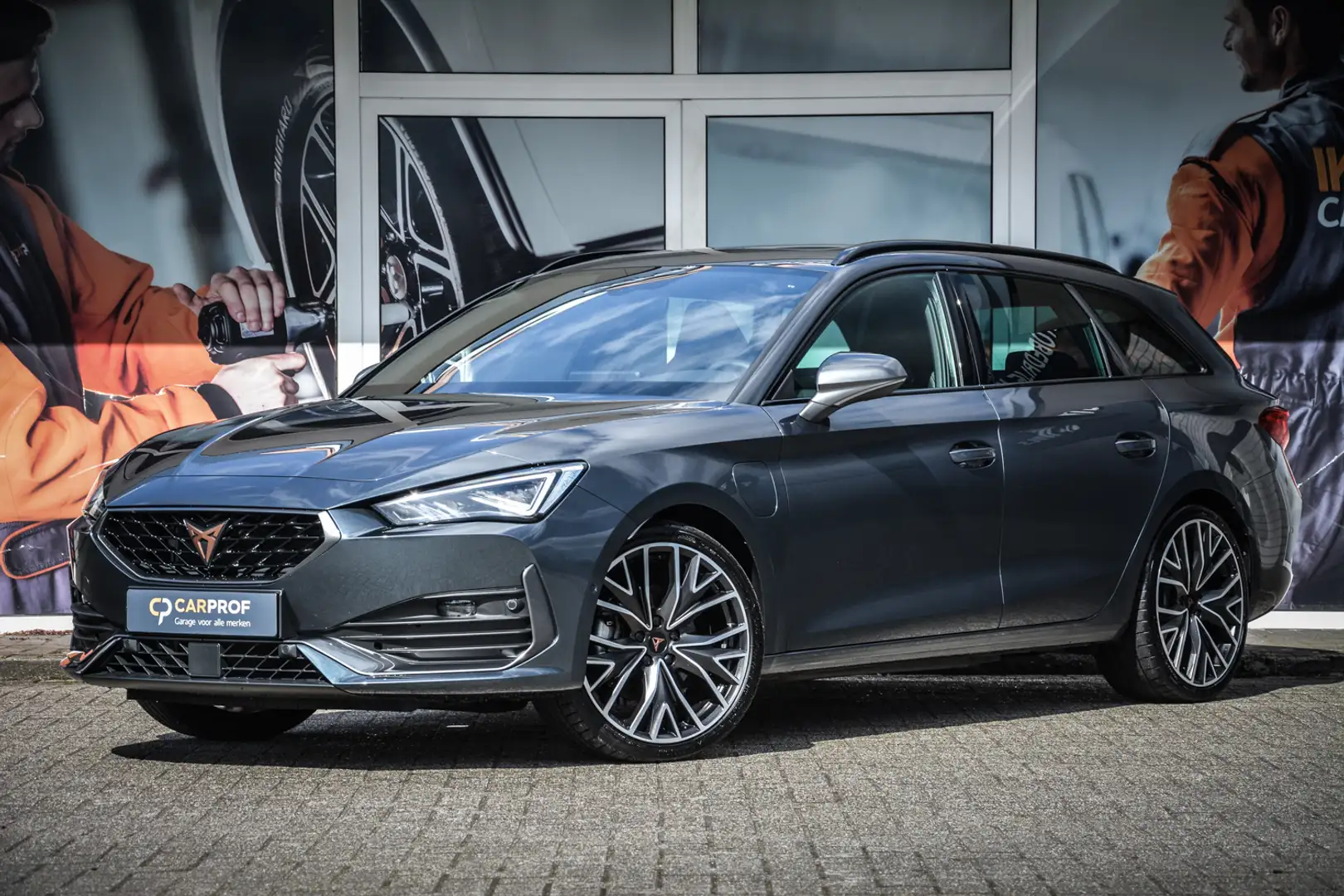 CUPRA Leon Sportstourer 1.4 e-Hybrid 204pk DSG Matrix/Pano Grijs - 1