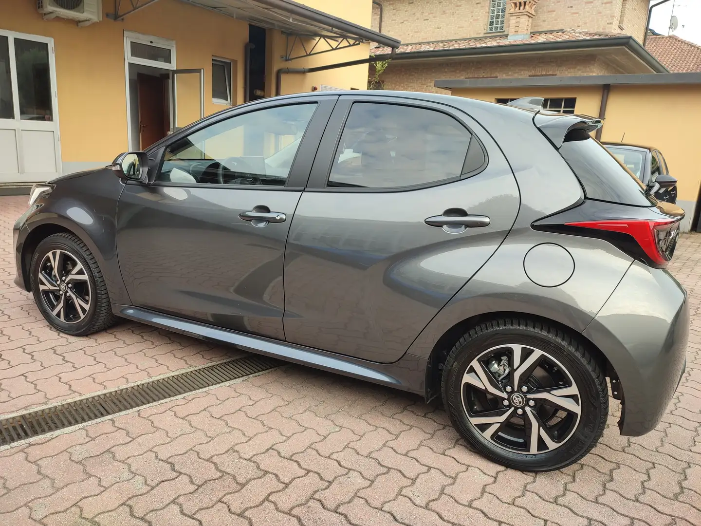 Toyota Yaris Yaris 1.5h Trend 115 cv Formula Guida Sicuro !!!! Grigio - 2