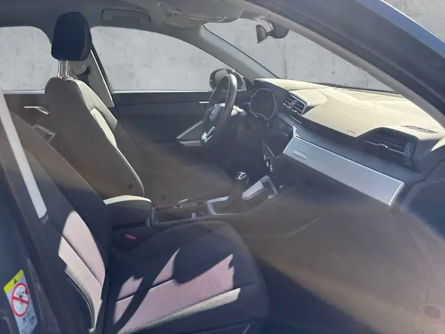 Audi Q3 view 13